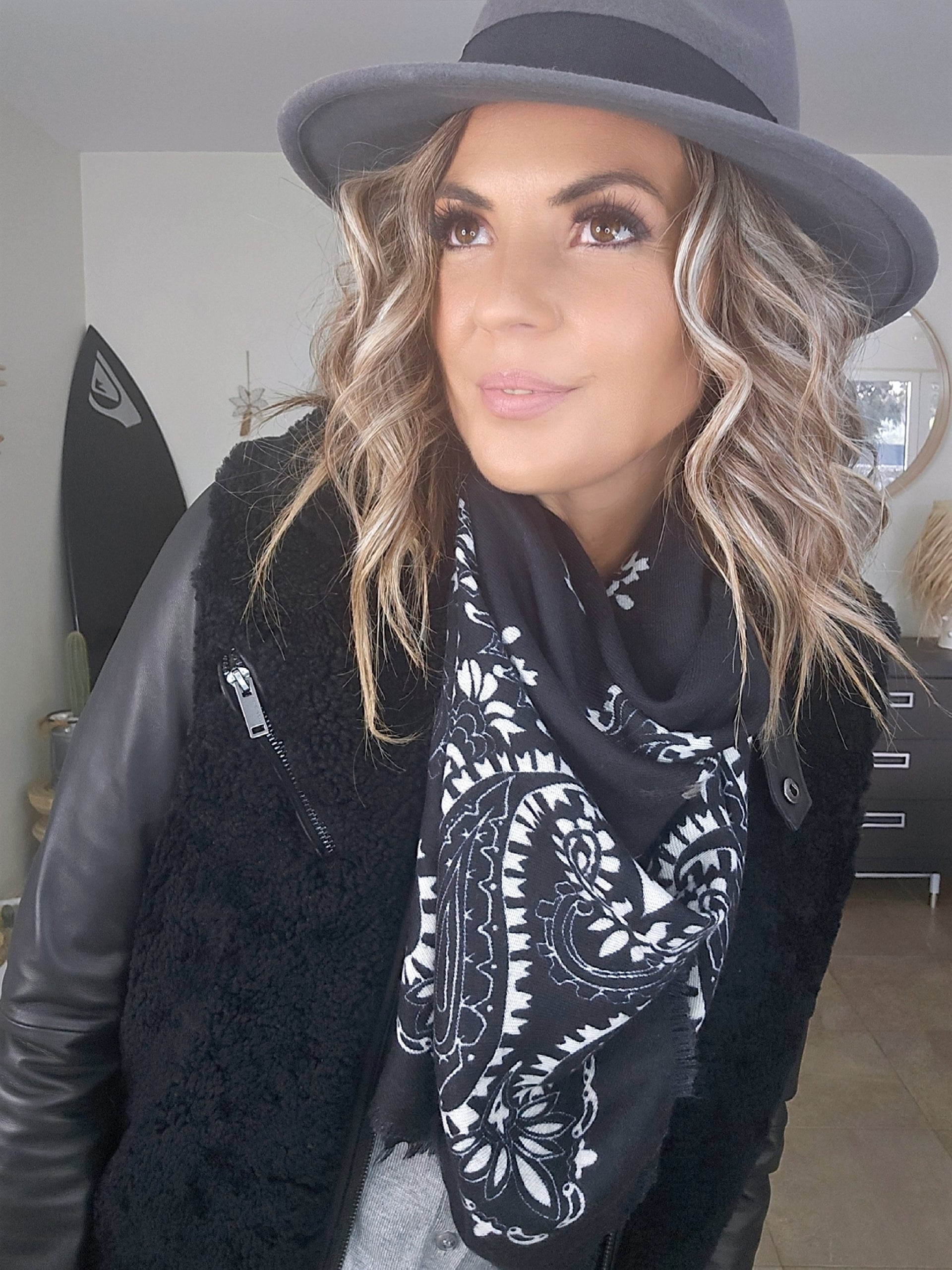 Manteau teddy noir manches cuir et peau retournée