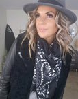 Écharpe noire à imprimé bandana