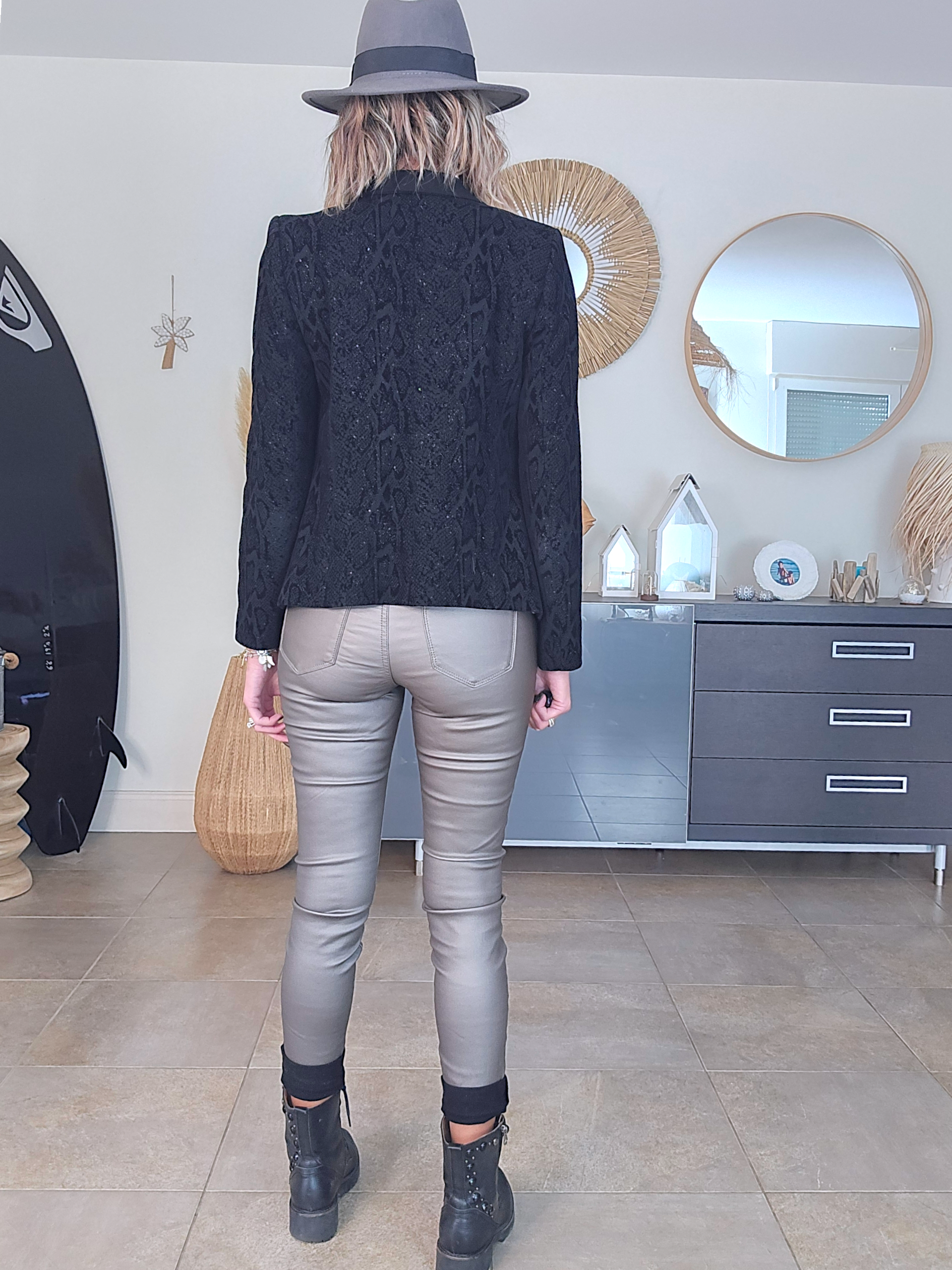 Veste noire velours ras à imprimé python scintillant