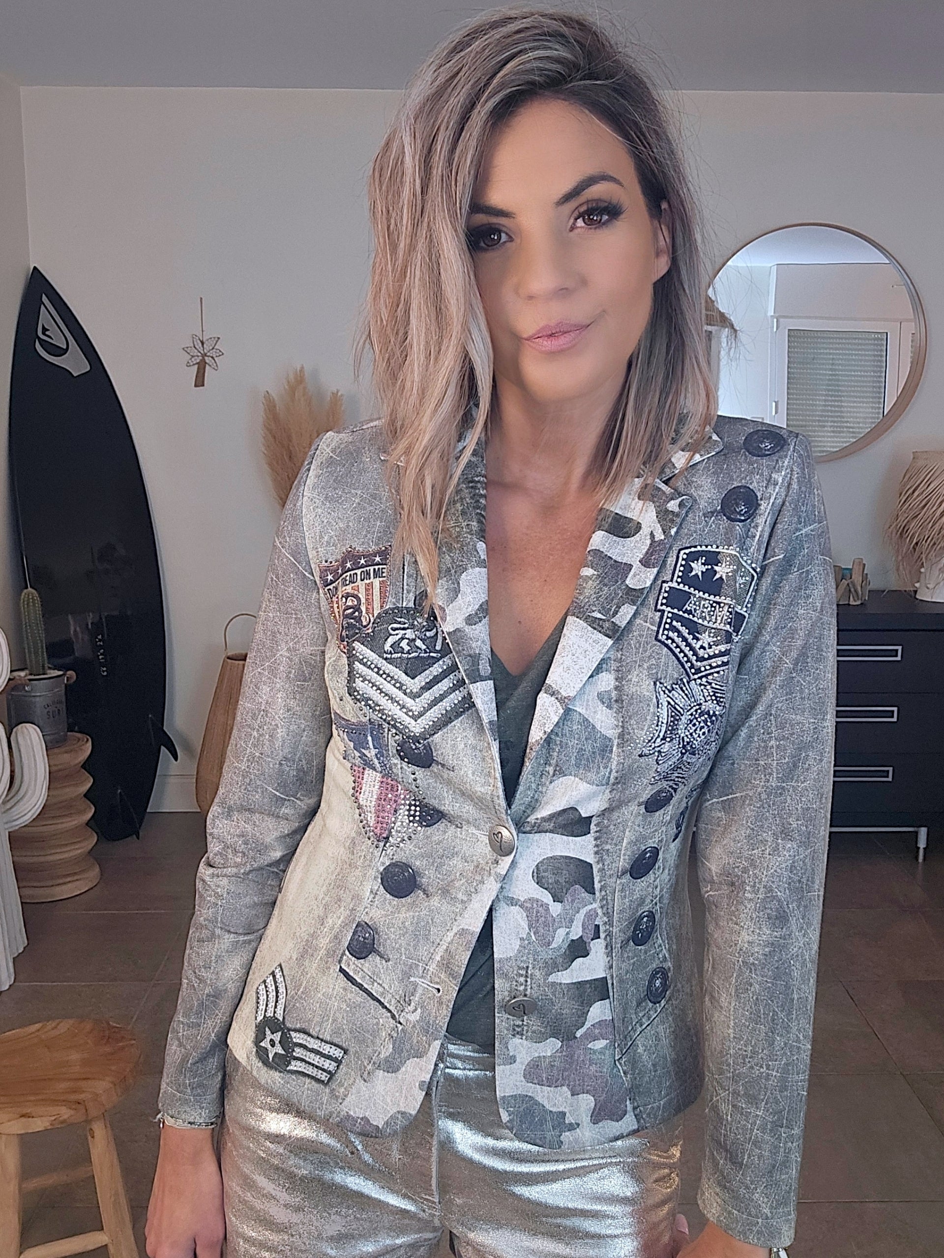 Veste cintrée esprit militaire avec strass