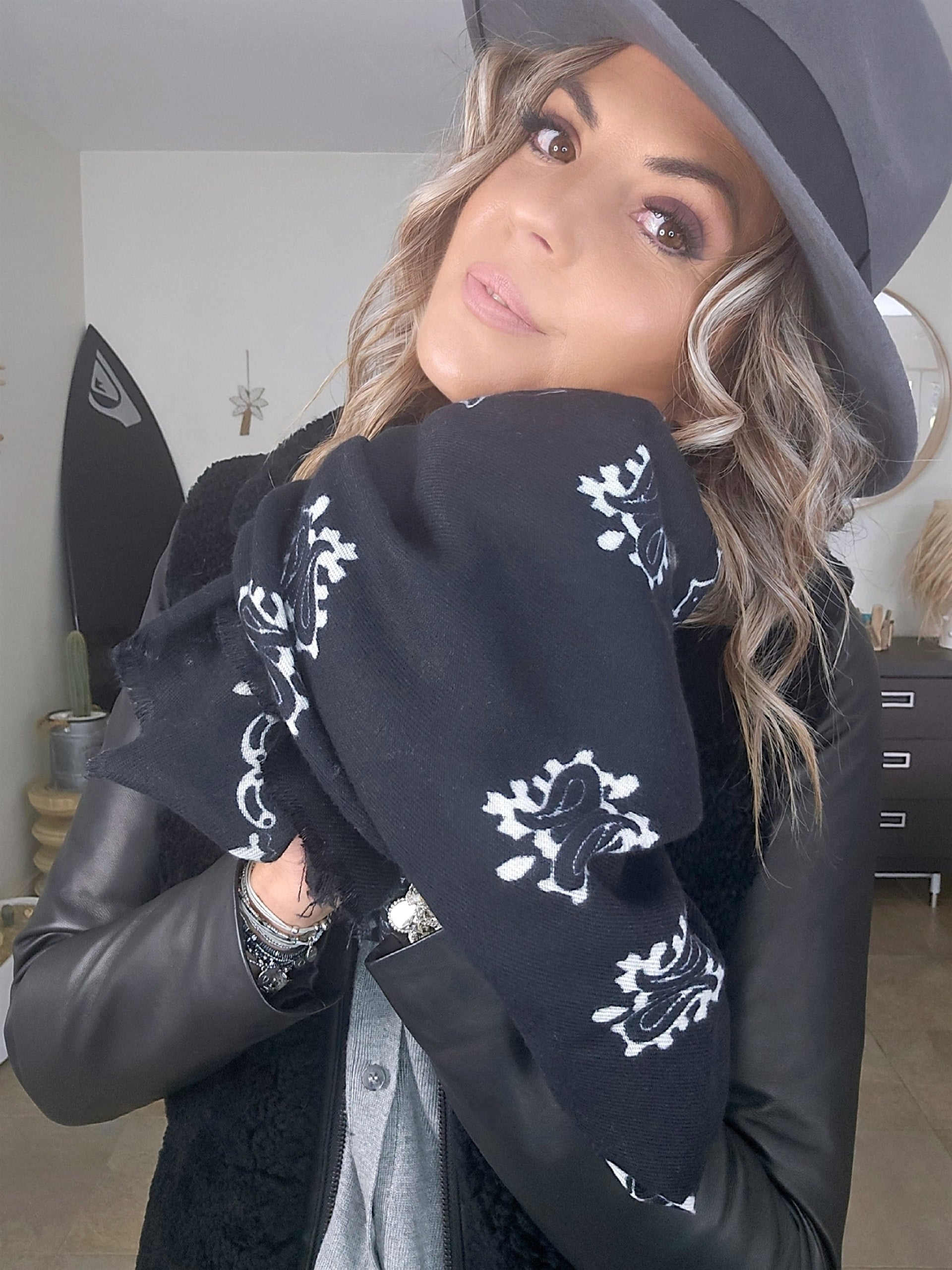 Écharpe noire à imprimé bandana