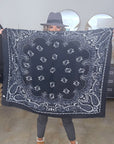 Écharpe noire à imprimé bandana