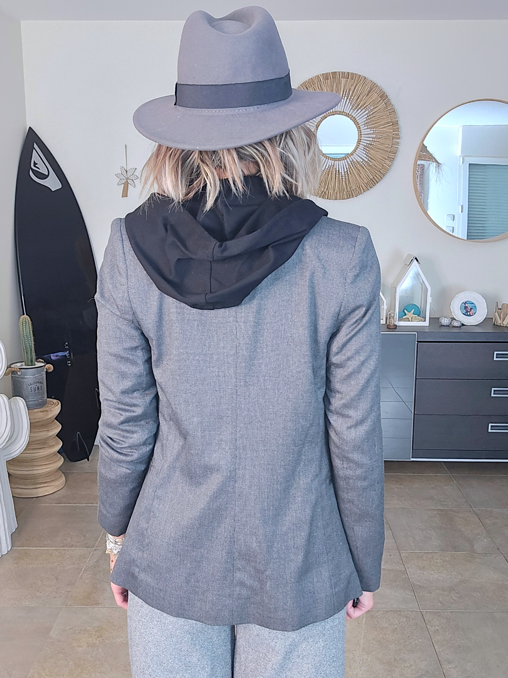 Veste noire et grise à capuche