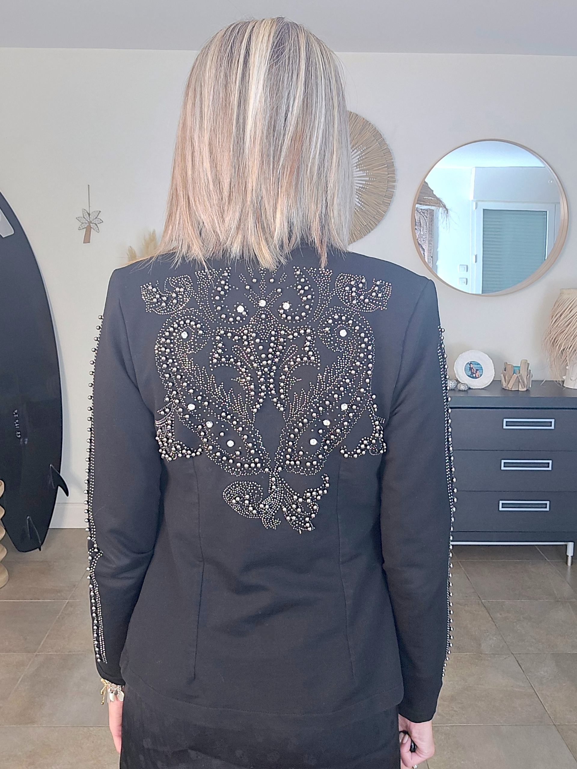 Veste cintrée noire cloutée