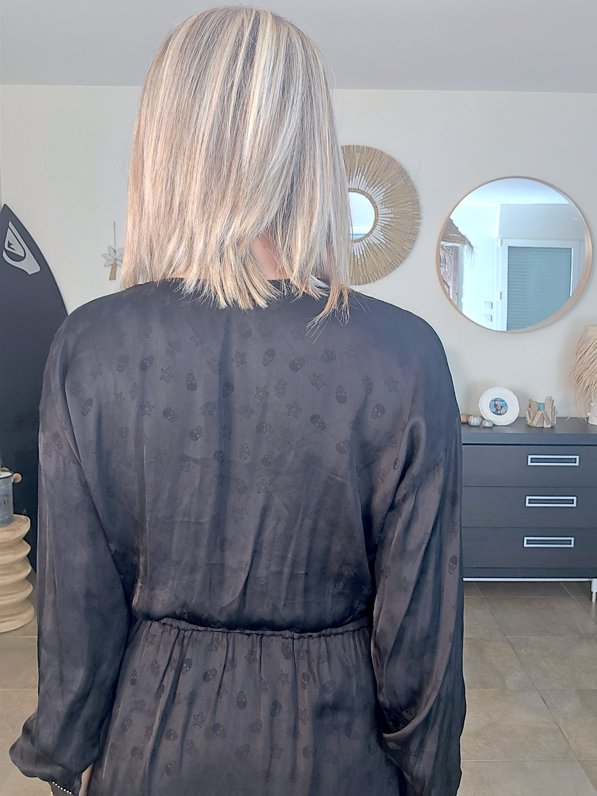 Robe noire skull en relief