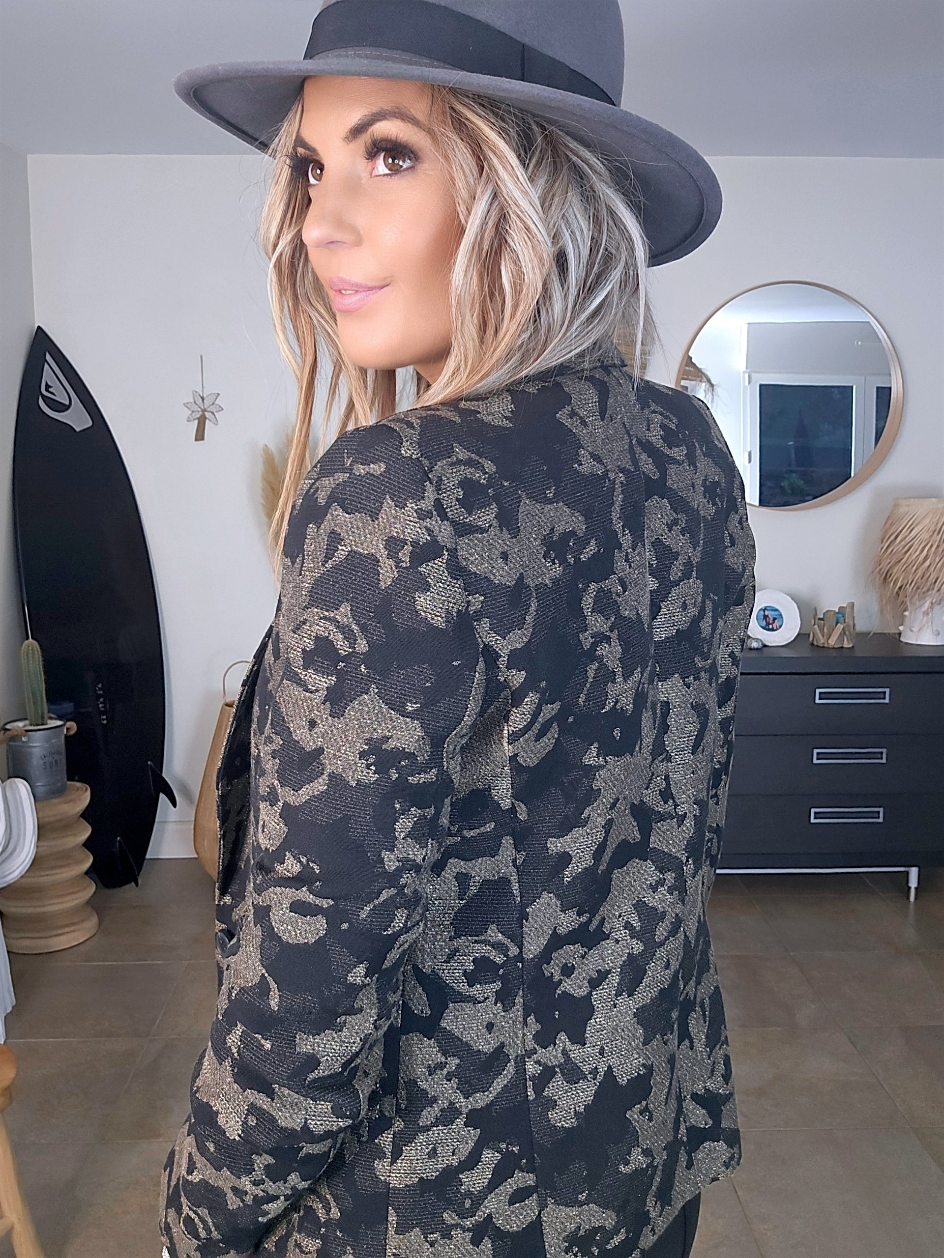 Veste cintrée camouflage à fibres métallisées dorées