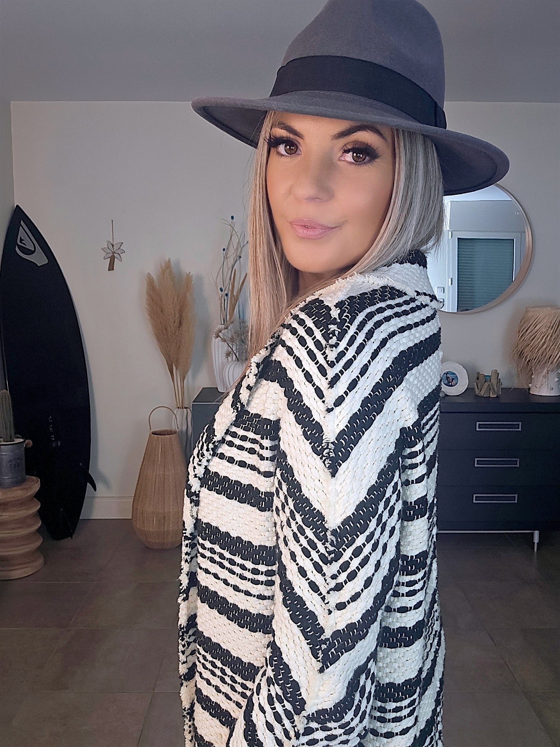 Gilet chaud ethnique noir et blanc - 𝐌𝐚𝐫𝐢𝐧𝐚𝟒𝟒𝐟𝐚𝐦𝐢𝐥𝐲