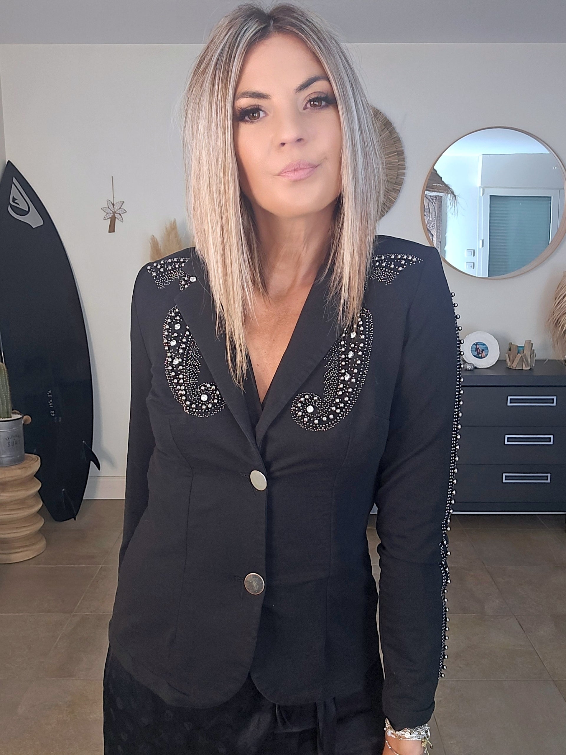 Veste cintrée noire cloutée