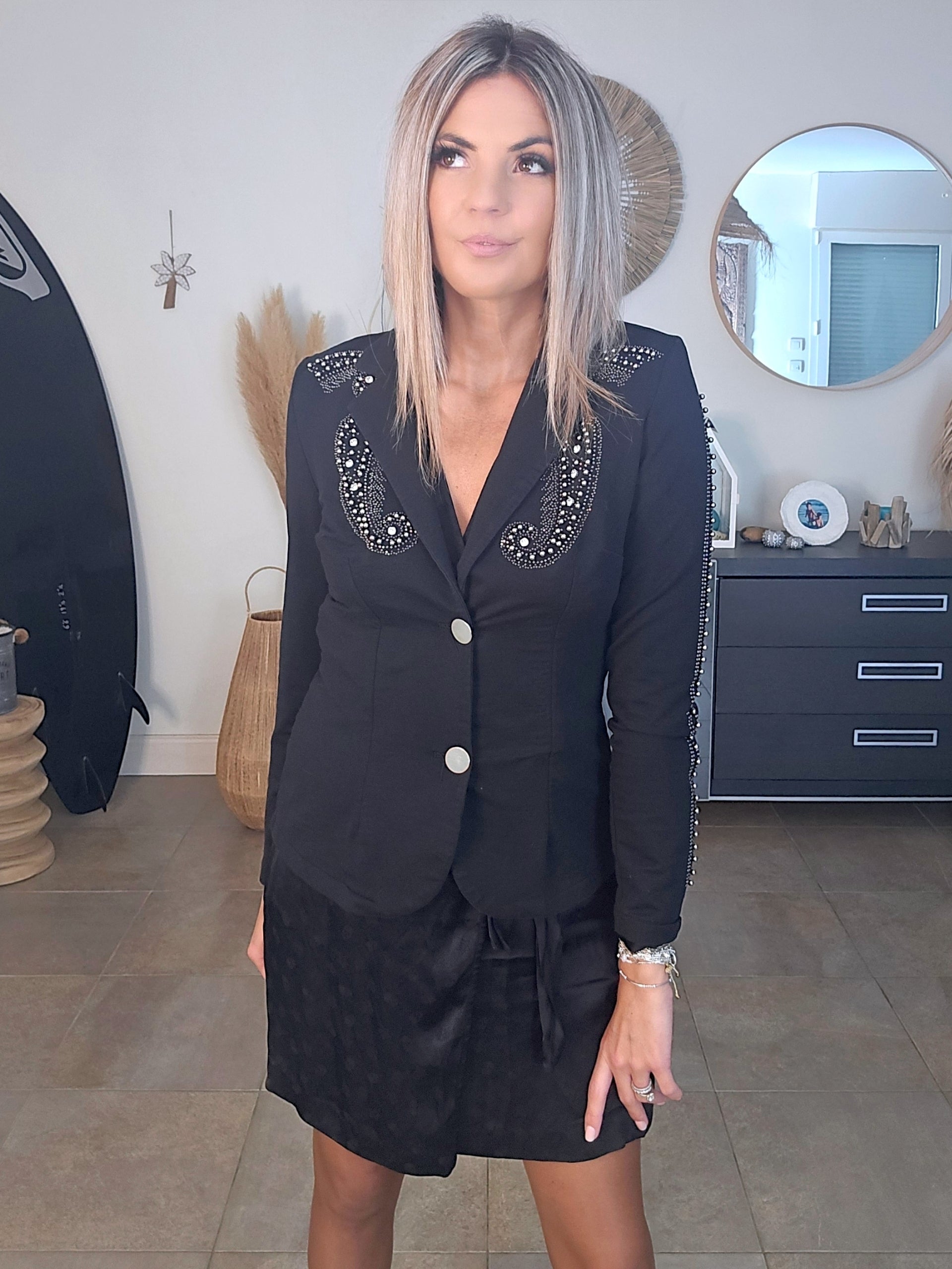Veste cintrée noire cloutée