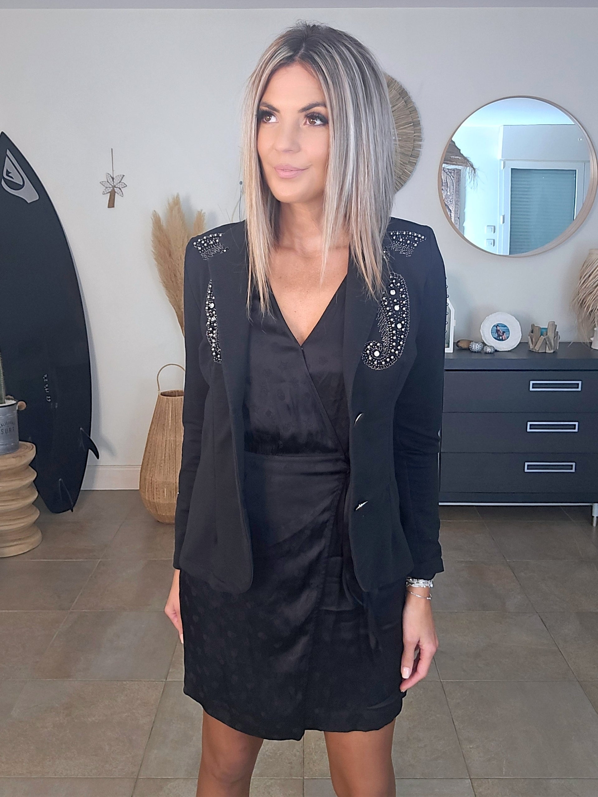 Veste cintrée noire cloutée