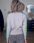 Pull gris clair à bandes latérales arc-en-ciel - 𝐌𝐚𝐫𝐢𝐧𝐚𝟒𝟒𝐟𝐚𝐦𝐢𝐥𝐲