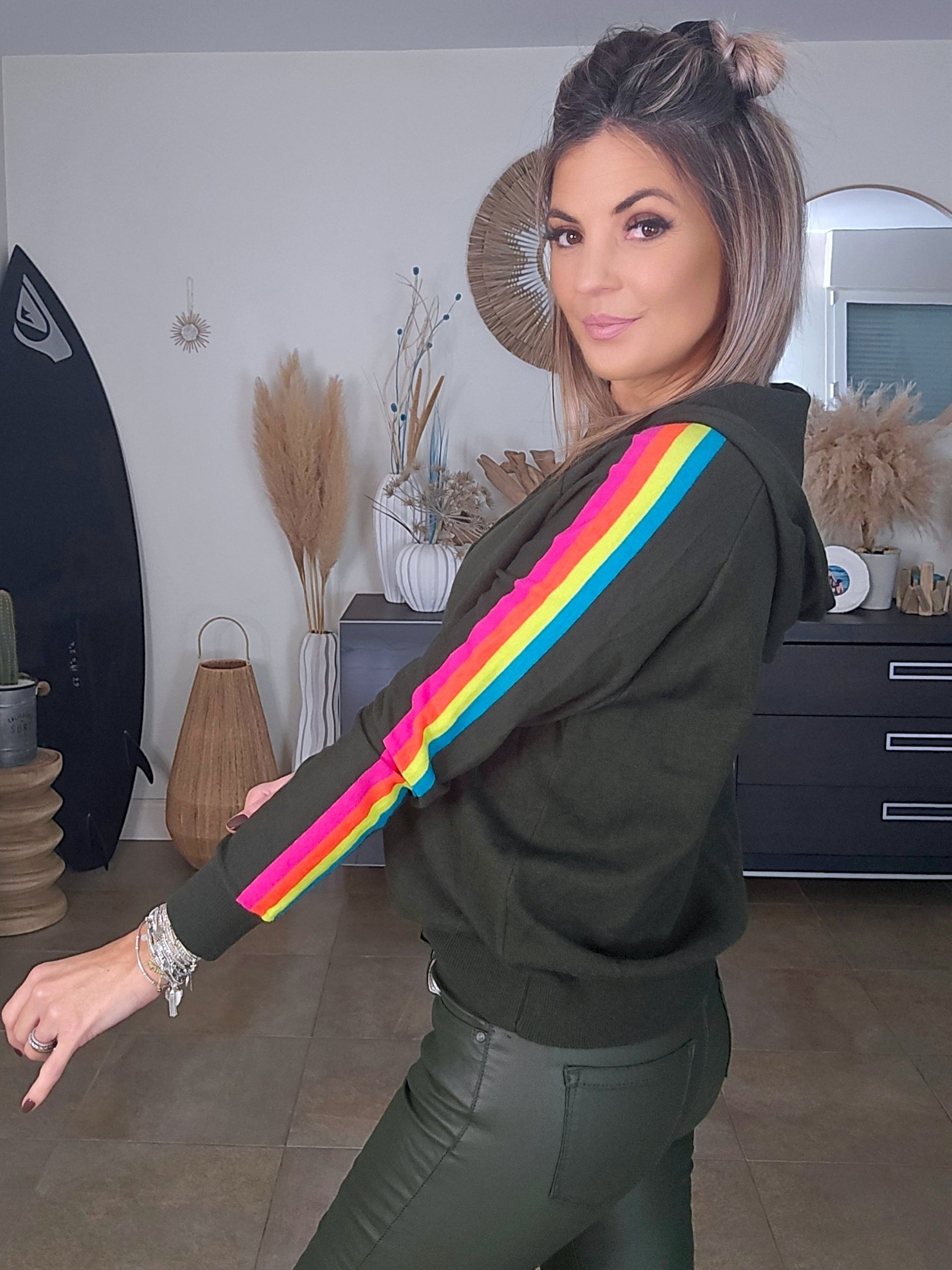 Pull vert kaki à manches arc-en-ciel fluo - 𝐌𝐚𝐫𝐢𝐧𝐚𝟒𝟒𝐟𝐚𝐦𝐢𝐥𝐲
