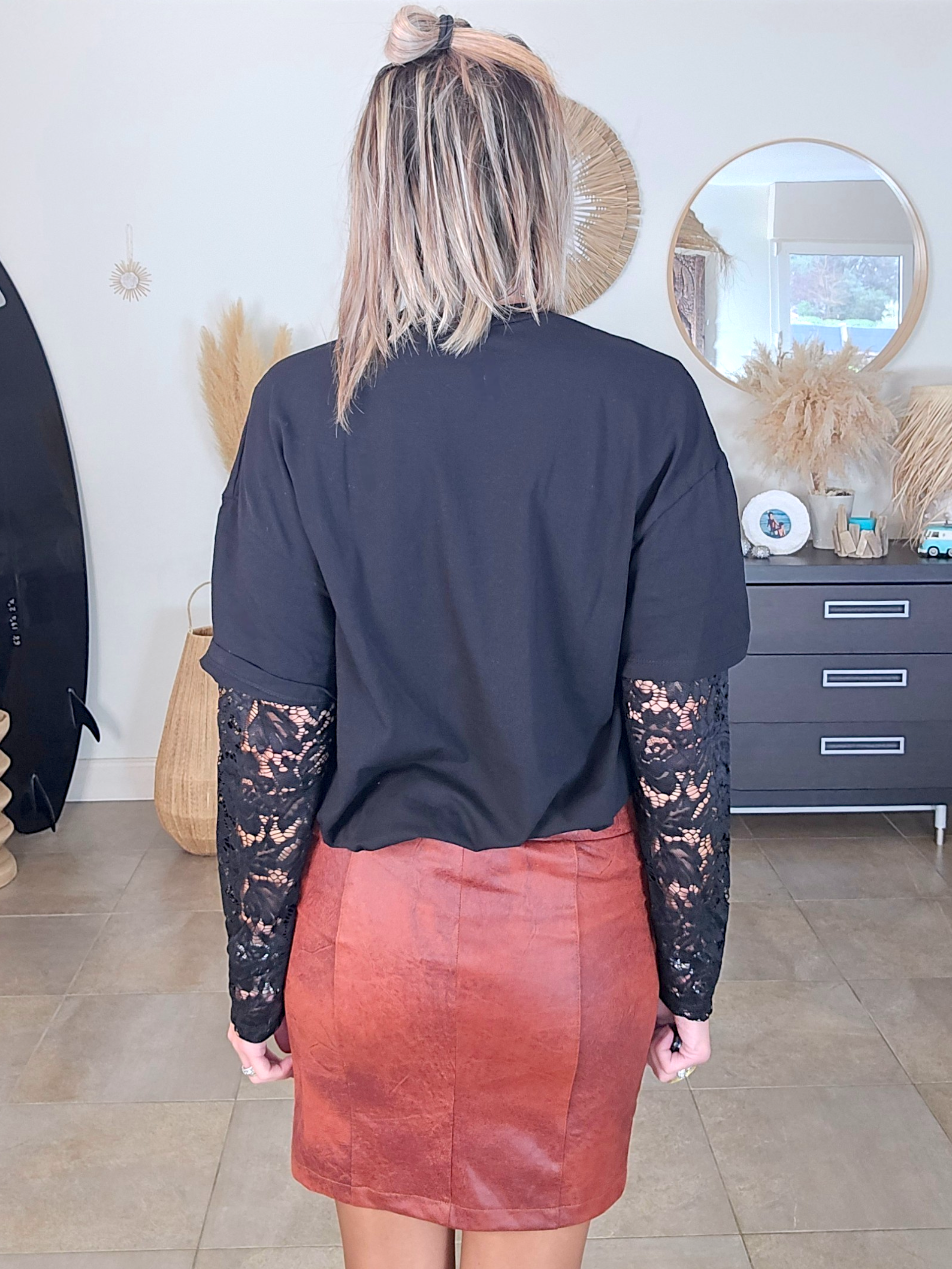 T-shirt noir manches dentelles - 𝐌𝐚𝐫𝐢𝐧𝐚𝟒𝟒𝐟𝐚𝐦𝐢𝐥𝐲