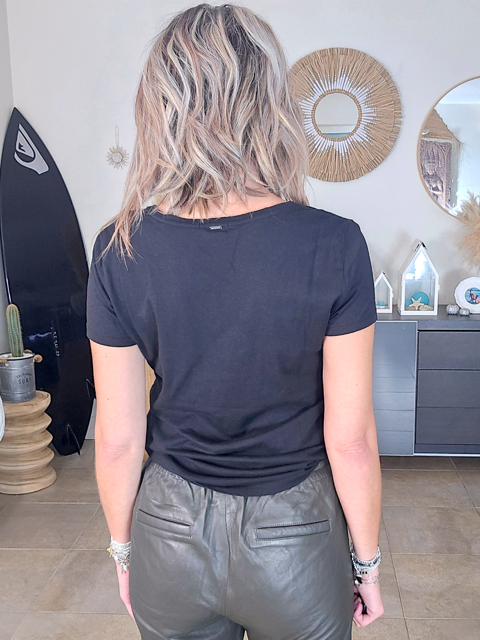 T-shirt noir à inscriptions dorées - 𝐌𝐚𝐫𝐢𝐧𝐚𝟒𝟒𝐟𝐚𝐦𝐢𝐥𝐲