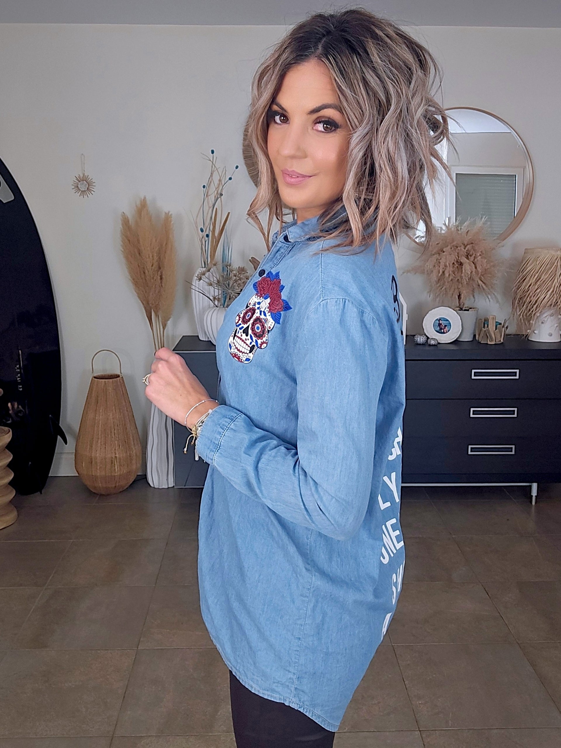 Chemise longue bleue avec inscriptions - 𝐌𝐚𝐫𝐢𝐧𝐚𝟒𝟒𝐟𝐚𝐦𝐢𝐥𝐲