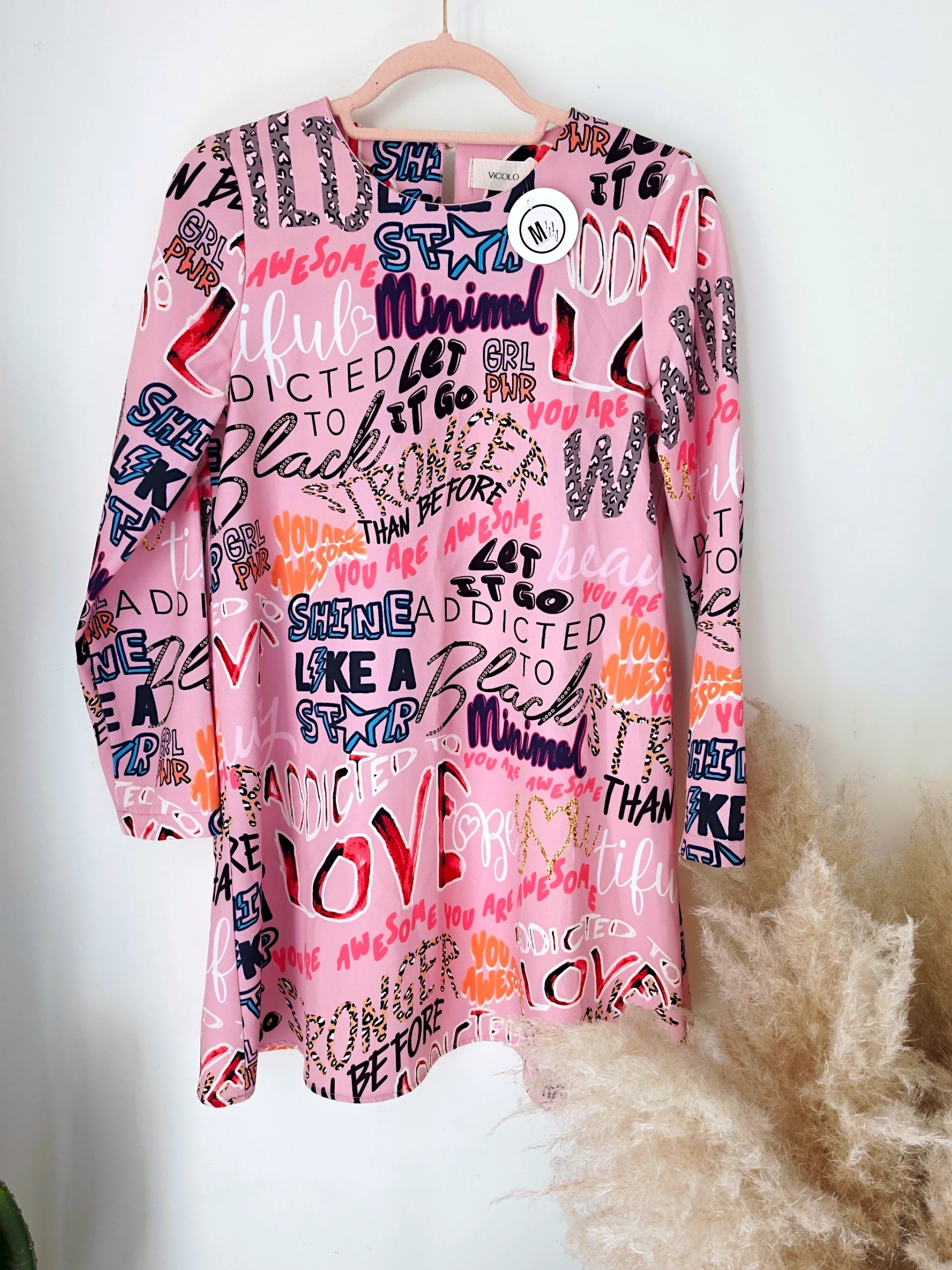 Robe rose à imprimé tags - 𝐌𝐚𝐫𝐢𝐧𝐚𝟒𝟒𝐟𝐚𝐦𝐢𝐥𝐲