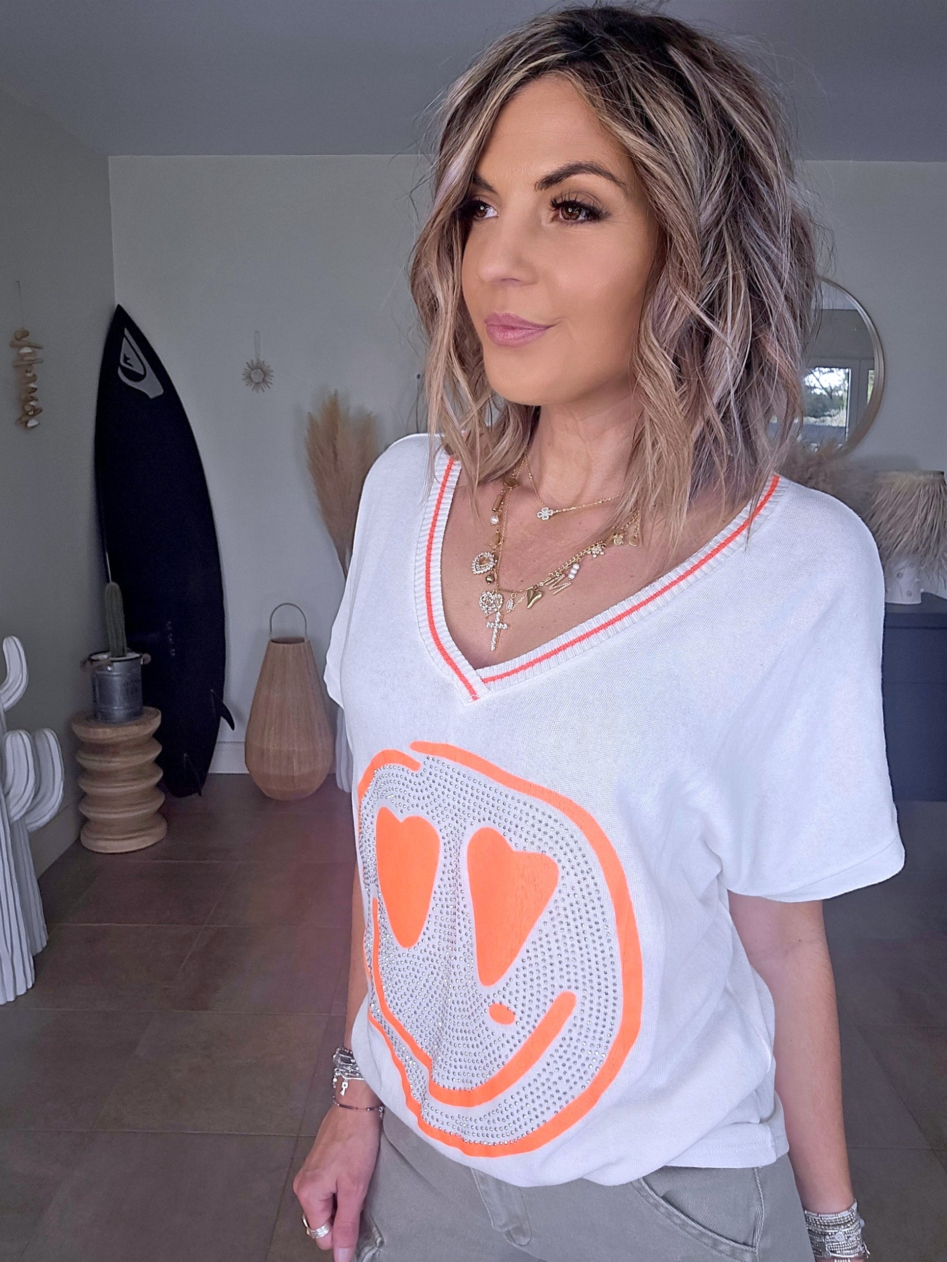 Haut blanc smiley orange fluo - 𝐌𝐚𝐫𝐢𝐧𝐚𝟒𝟒𝐟𝐚𝐦𝐢𝐥𝐲