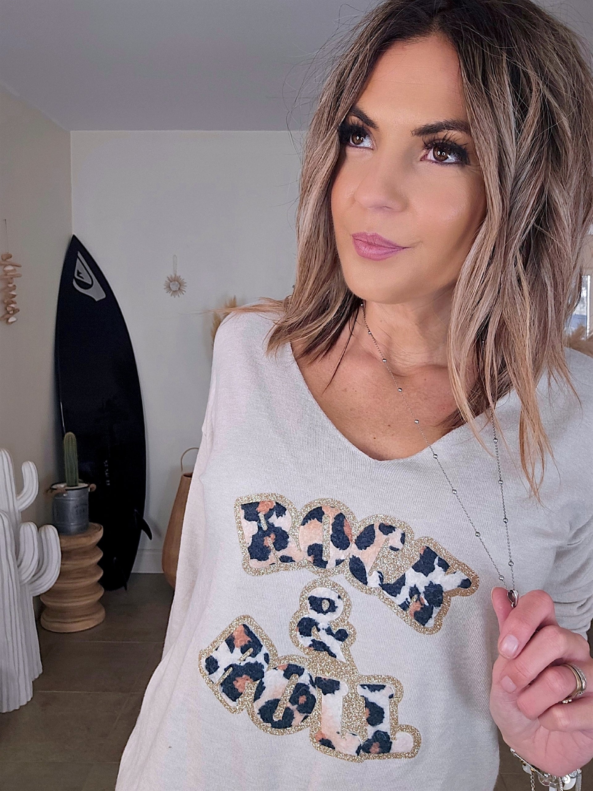 Pull beige à inscription rock & rolle à imprimé léopard - 𝐌𝐚𝐫𝐢𝐧𝐚𝟒𝟒𝐟𝐚𝐦𝐢𝐥𝐲