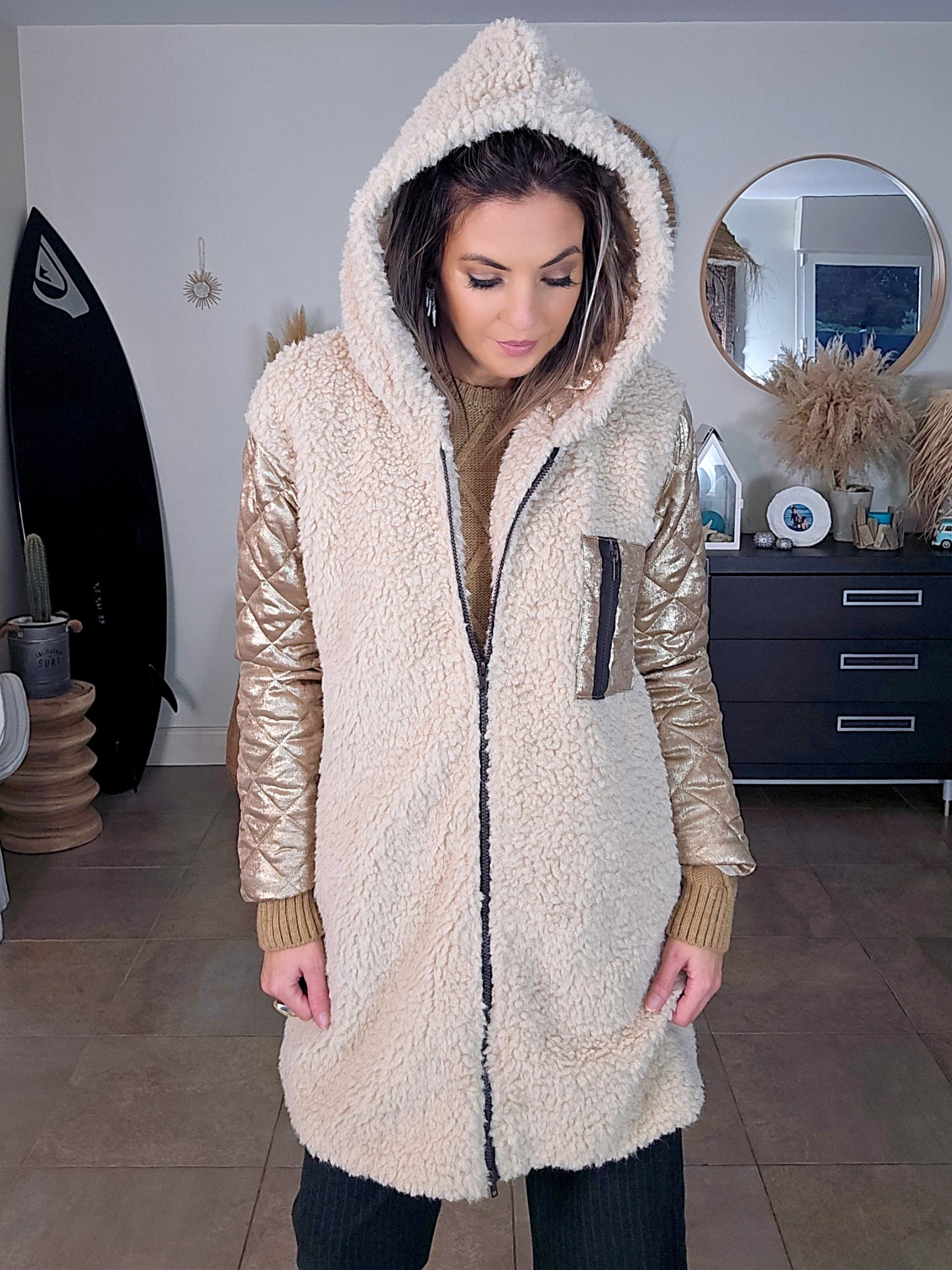 Manteau bouclette beige à manches dorées - 𝐌𝐚𝐫𝐢𝐧𝐚𝟒𝟒𝐟𝐚𝐦𝐢𝐥𝐲