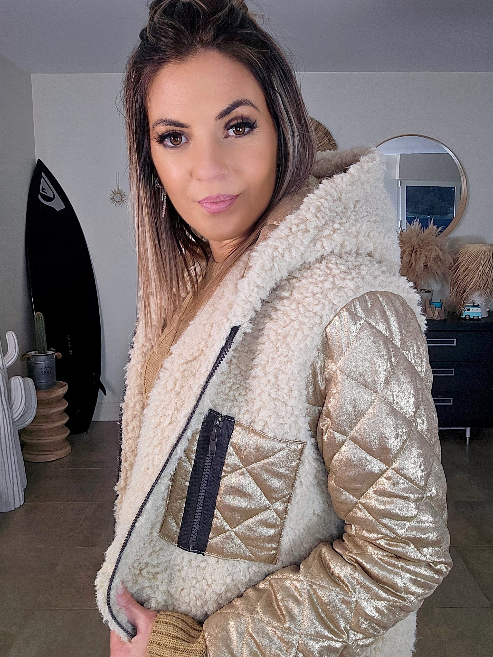 Manteau bouclette beige à manches dorées - 𝐌𝐚𝐫𝐢𝐧𝐚𝟒𝟒𝐟𝐚𝐦𝐢𝐥𝐲