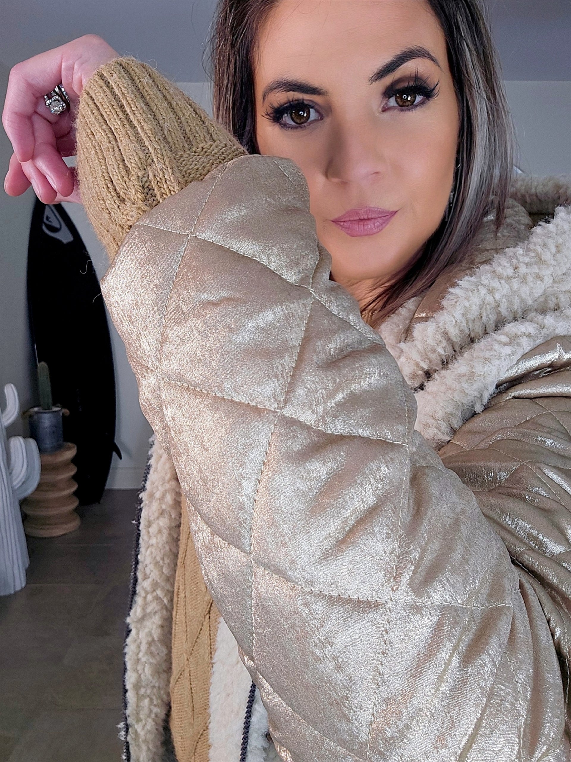 Manteau bouclette beige à manches dorées - 𝐌𝐚𝐫𝐢𝐧𝐚𝟒𝟒𝐟𝐚𝐦𝐢𝐥𝐲