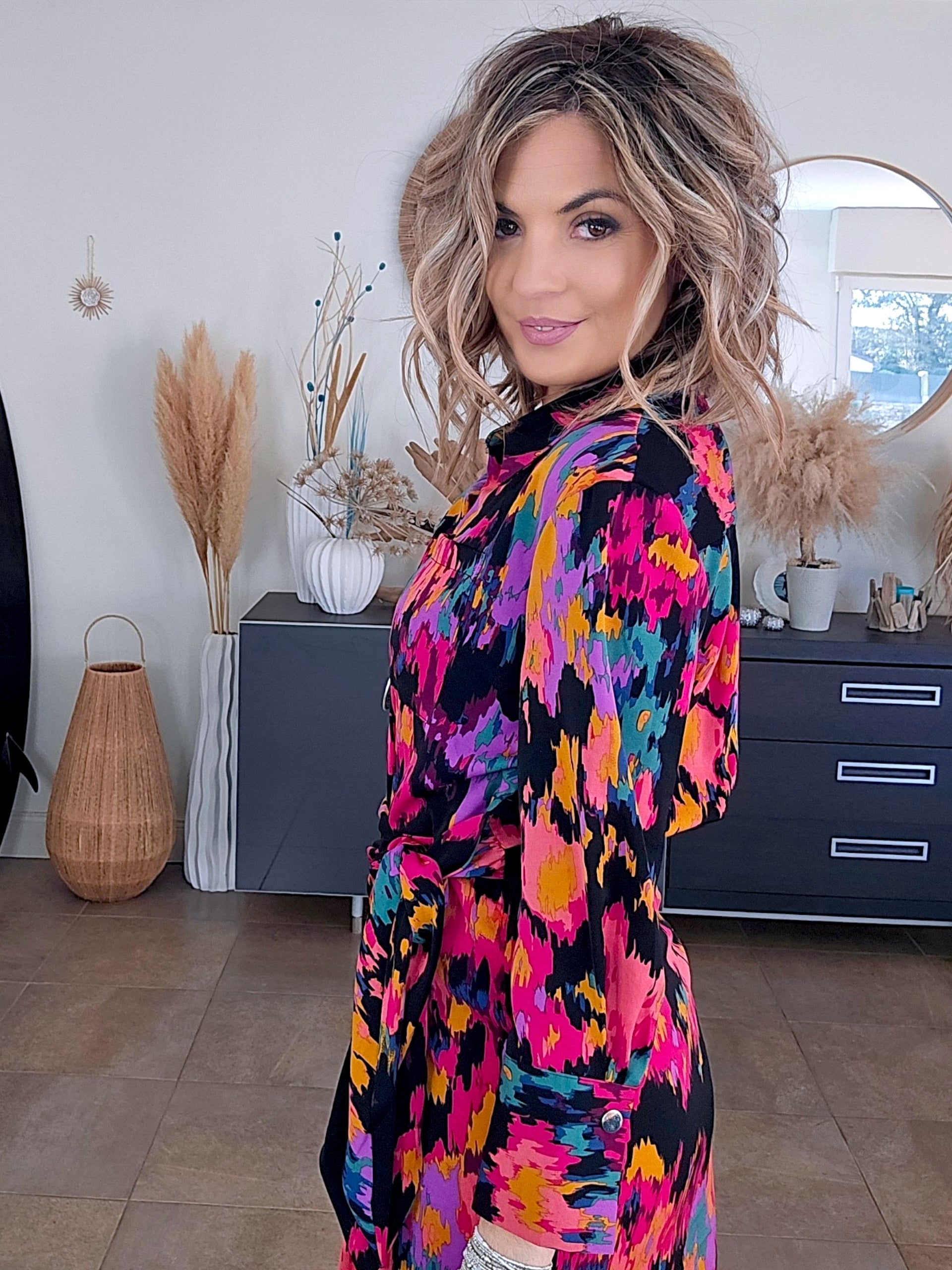Robe noire à imprimé fleuri lumineux - 𝐌𝐚𝐫𝐢𝐧𝐚𝟒𝟒𝐟𝐚𝐦𝐢𝐥𝐲