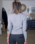 Pull gris à écussons - 𝐌𝐚𝐫𝐢𝐧𝐚𝟒𝟒𝐟𝐚𝐦𝐢𝐥𝐲