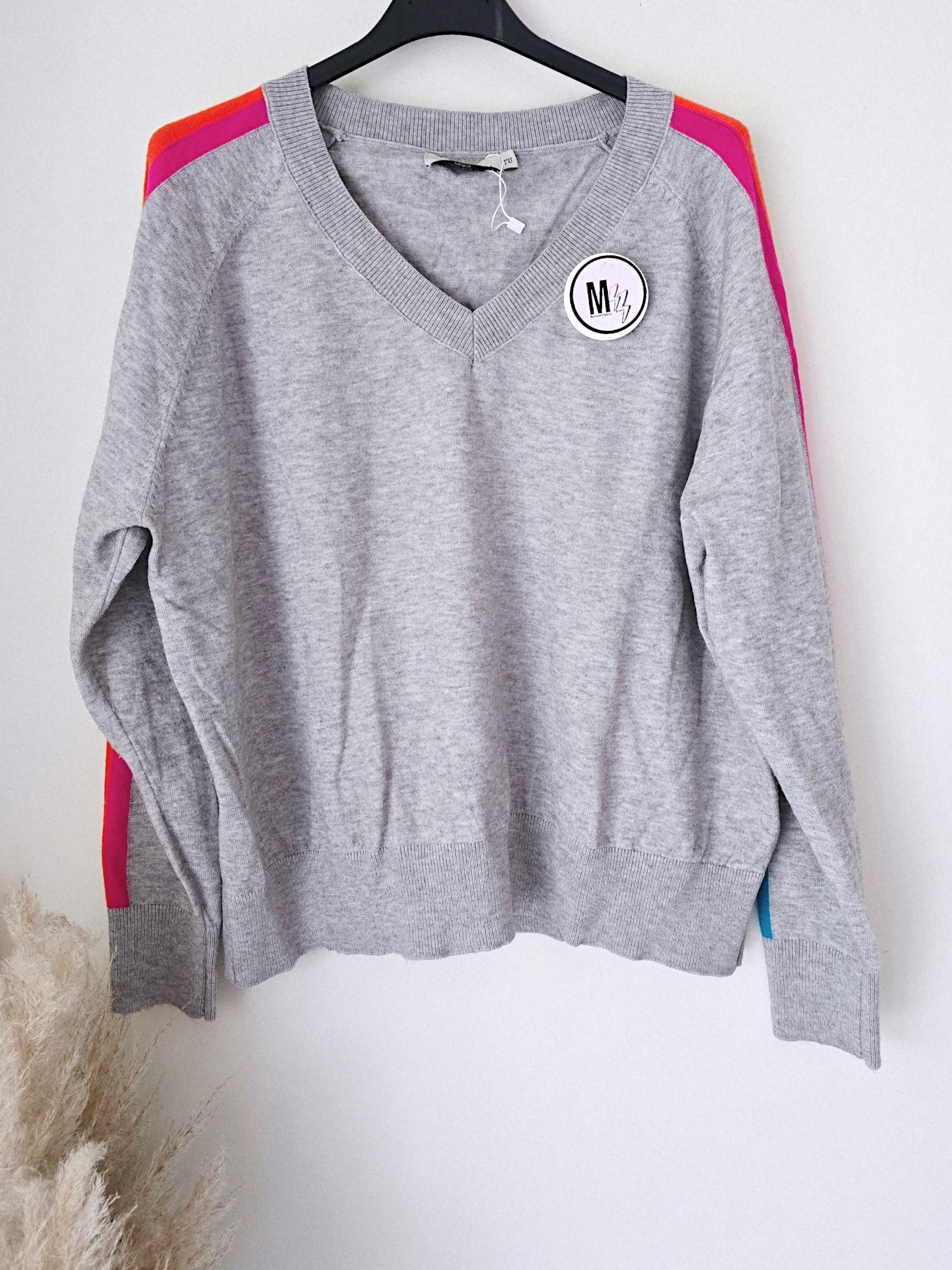 Pull gris clair à bandes latérales arc-en-ciel - 𝐌𝐚𝐫𝐢𝐧𝐚𝟒𝟒𝐟𝐚𝐦𝐢𝐥𝐲