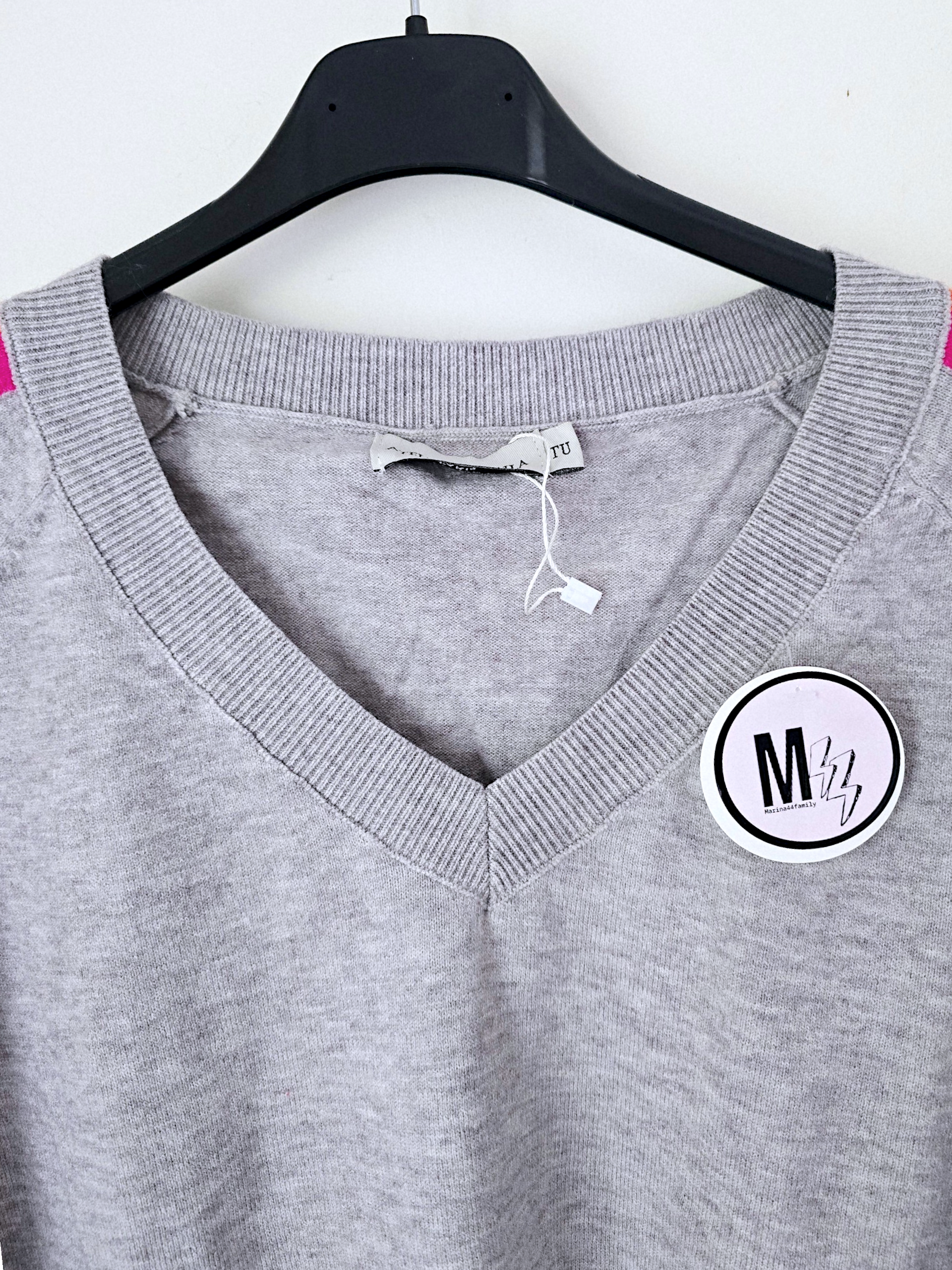 Pull gris clair à bandes latérales arc-en-ciel - 𝐌𝐚𝐫𝐢𝐧𝐚𝟒𝟒𝐟𝐚𝐦𝐢𝐥𝐲