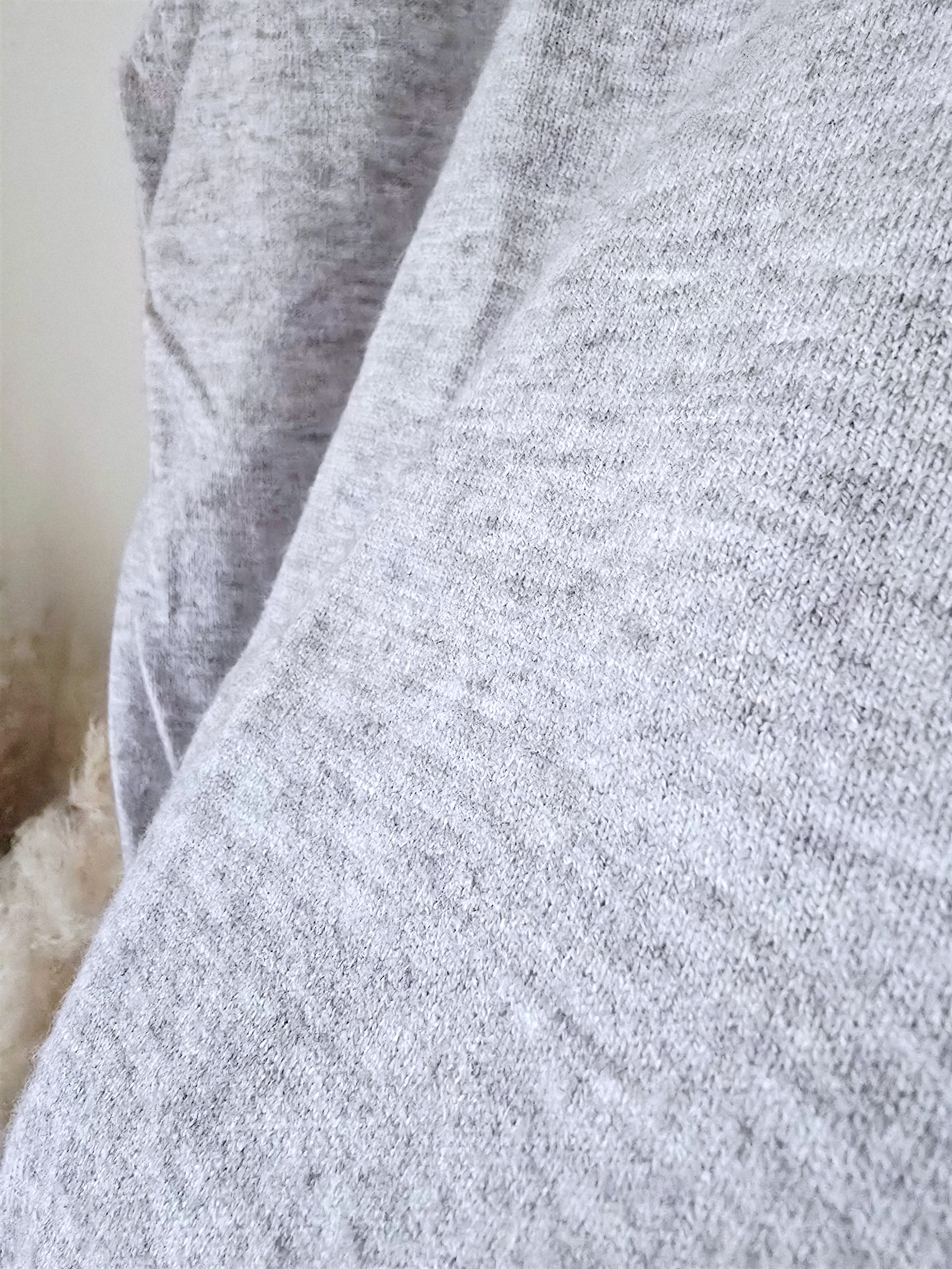 Pull gris clair à bandes latérales arc-en-ciel - 𝐌𝐚𝐫𝐢𝐧𝐚𝟒𝟒𝐟𝐚𝐦𝐢𝐥𝐲