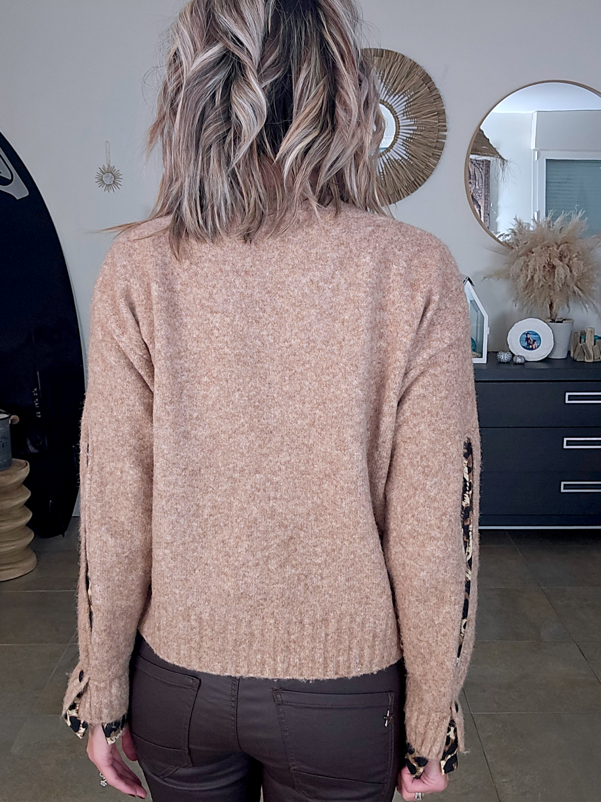 Cardigan beige chiné à maille chaude coeur léopard.