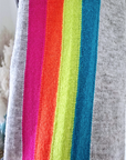 Pull gris clair à bandes latérales arc-en-ciel - 𝐌𝐚𝐫𝐢𝐧𝐚𝟒𝟒𝐟𝐚𝐦𝐢𝐥𝐲