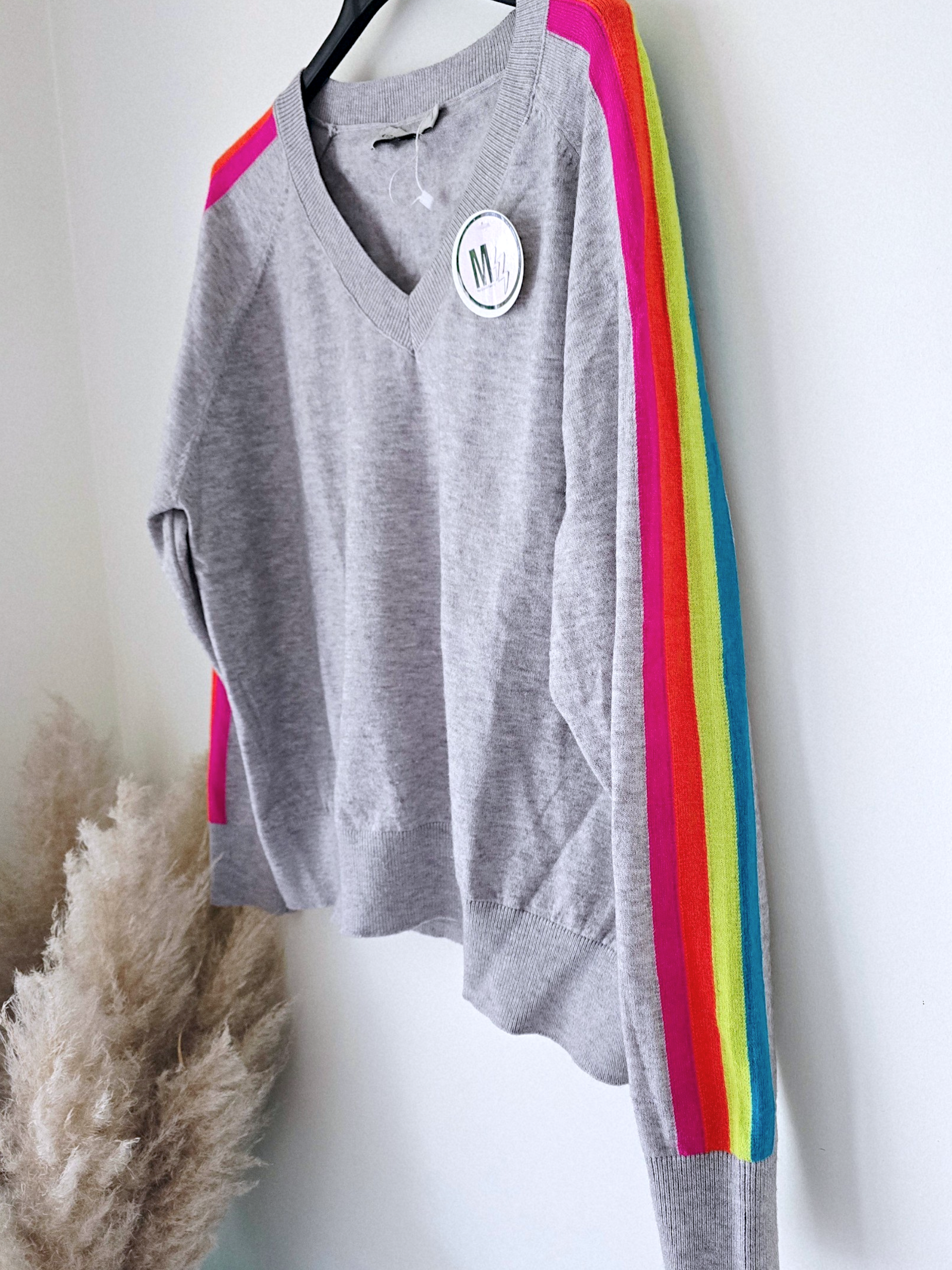 Pull gris clair à bandes latérales arc-en-ciel - 𝐌𝐚𝐫𝐢𝐧𝐚𝟒𝟒𝐟𝐚𝐦𝐢𝐥𝐲