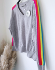 Pull gris clair à bandes latérales arc-en-ciel - 𝐌𝐚𝐫𝐢𝐧𝐚𝟒𝟒𝐟𝐚𝐦𝐢𝐥𝐲