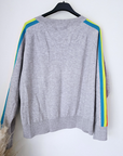 Pull gris clair à bandes latérales arc-en-ciel - 𝐌𝐚𝐫𝐢𝐧𝐚𝟒𝟒𝐟𝐚𝐦𝐢𝐥𝐲