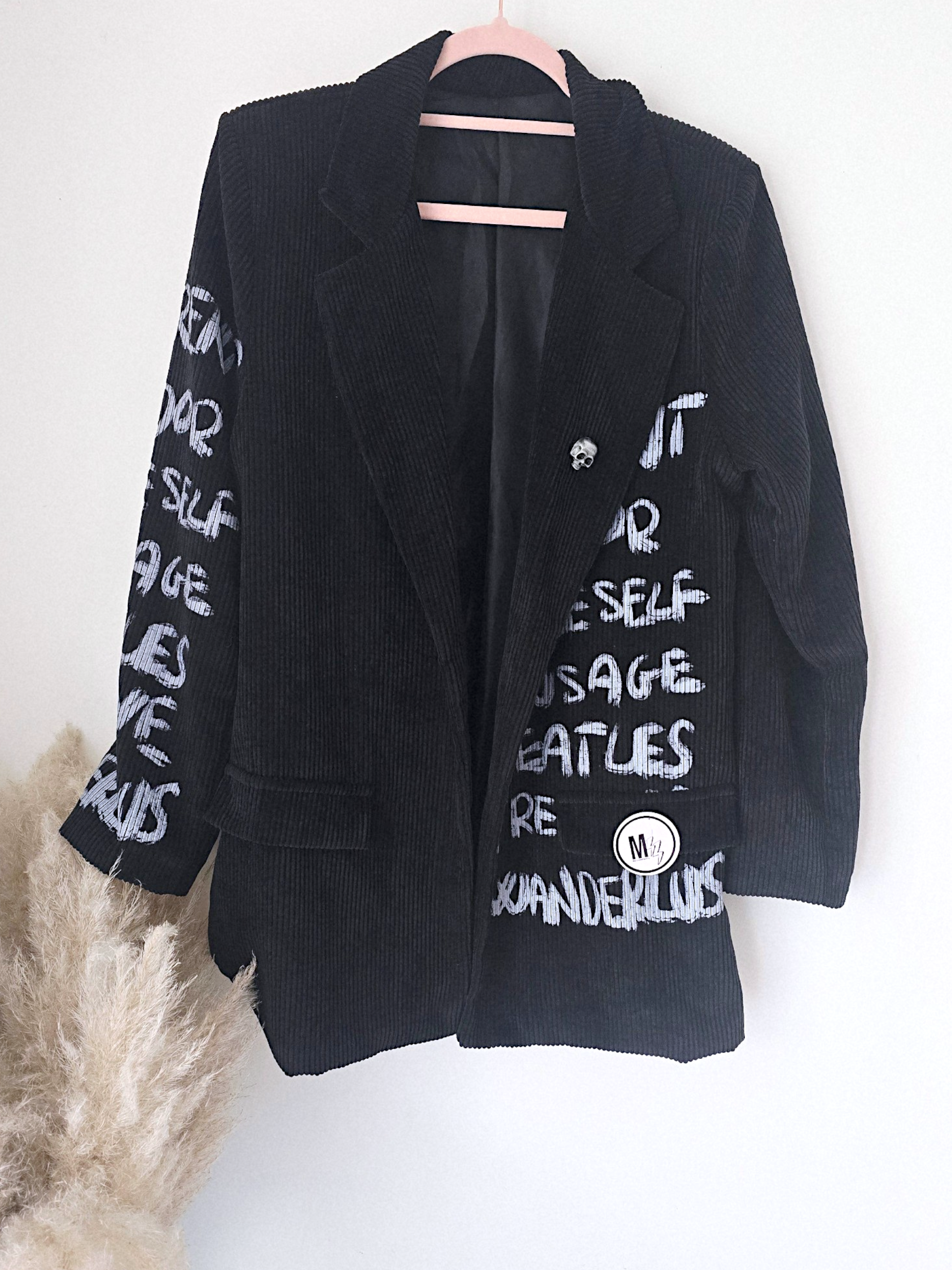 Veste en velours noir délavé à tags + pin's skull - 𝐌𝐚𝐫𝐢𝐧𝐚𝟒𝟒𝐟𝐚𝐦𝐢𝐥𝐲