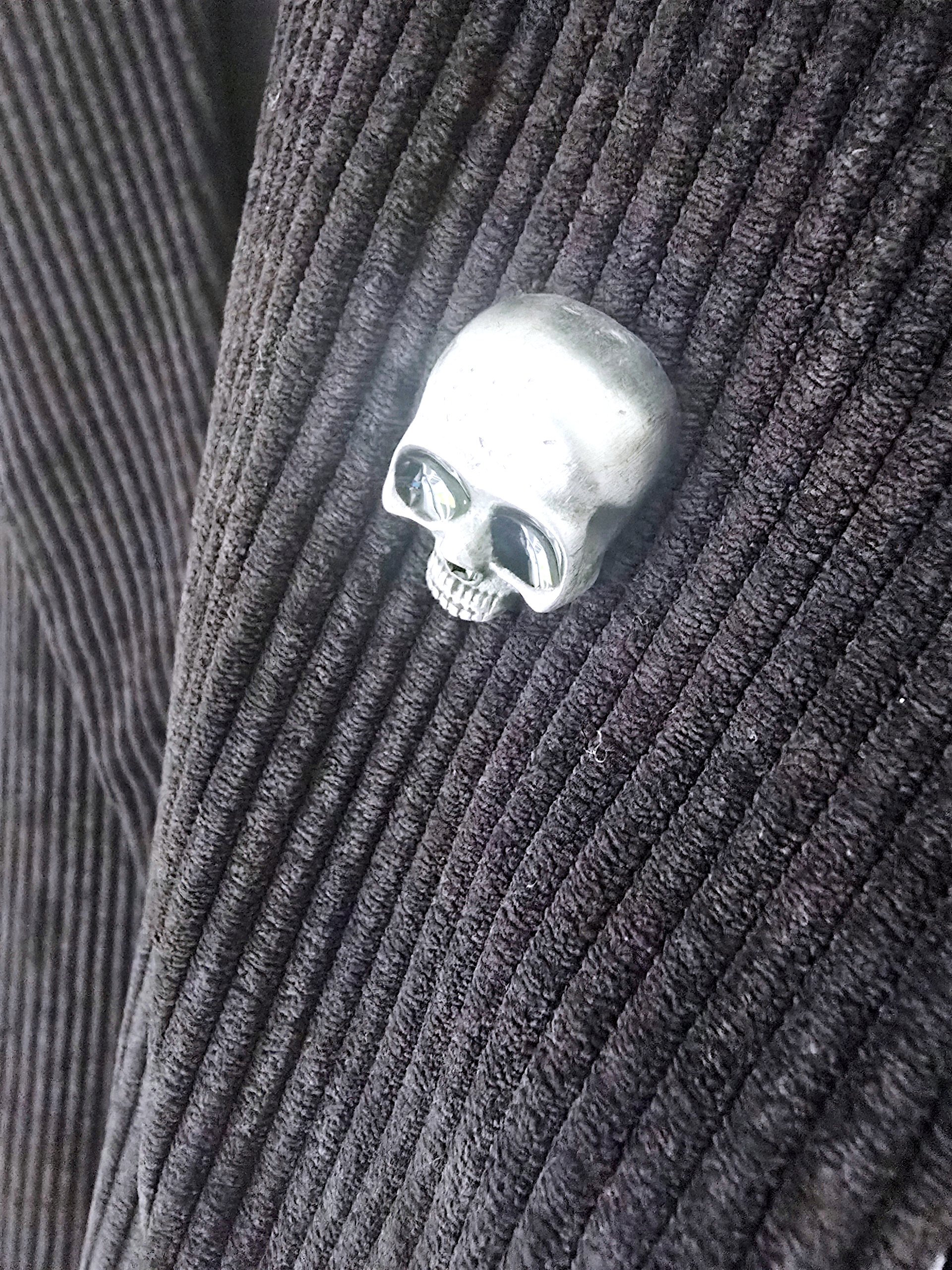 Veste en velours noir délavé à tags + pin's skull - 𝐌𝐚𝐫𝐢𝐧𝐚𝟒𝟒𝐟𝐚𝐦𝐢𝐥𝐲