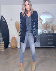 Veste en velours noir délavé à tags + pin's skull - 𝐌𝐚𝐫𝐢𝐧𝐚𝟒𝟒𝐟𝐚𝐦𝐢𝐥𝐲