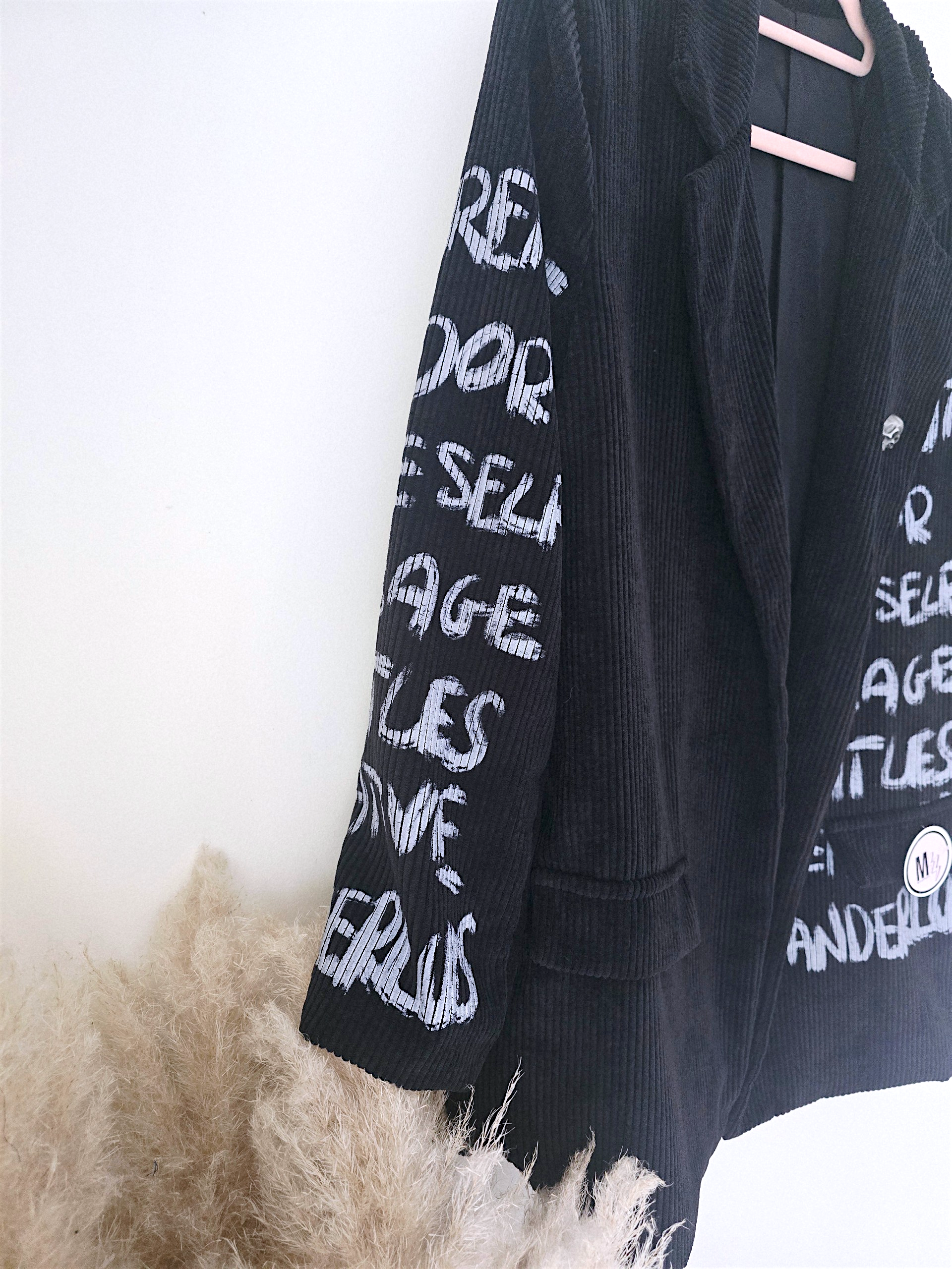 Veste en velours noir délavé à tags + pin's skull - 𝐌𝐚𝐫𝐢𝐧𝐚𝟒𝟒𝐟𝐚𝐦𝐢𝐥𝐲