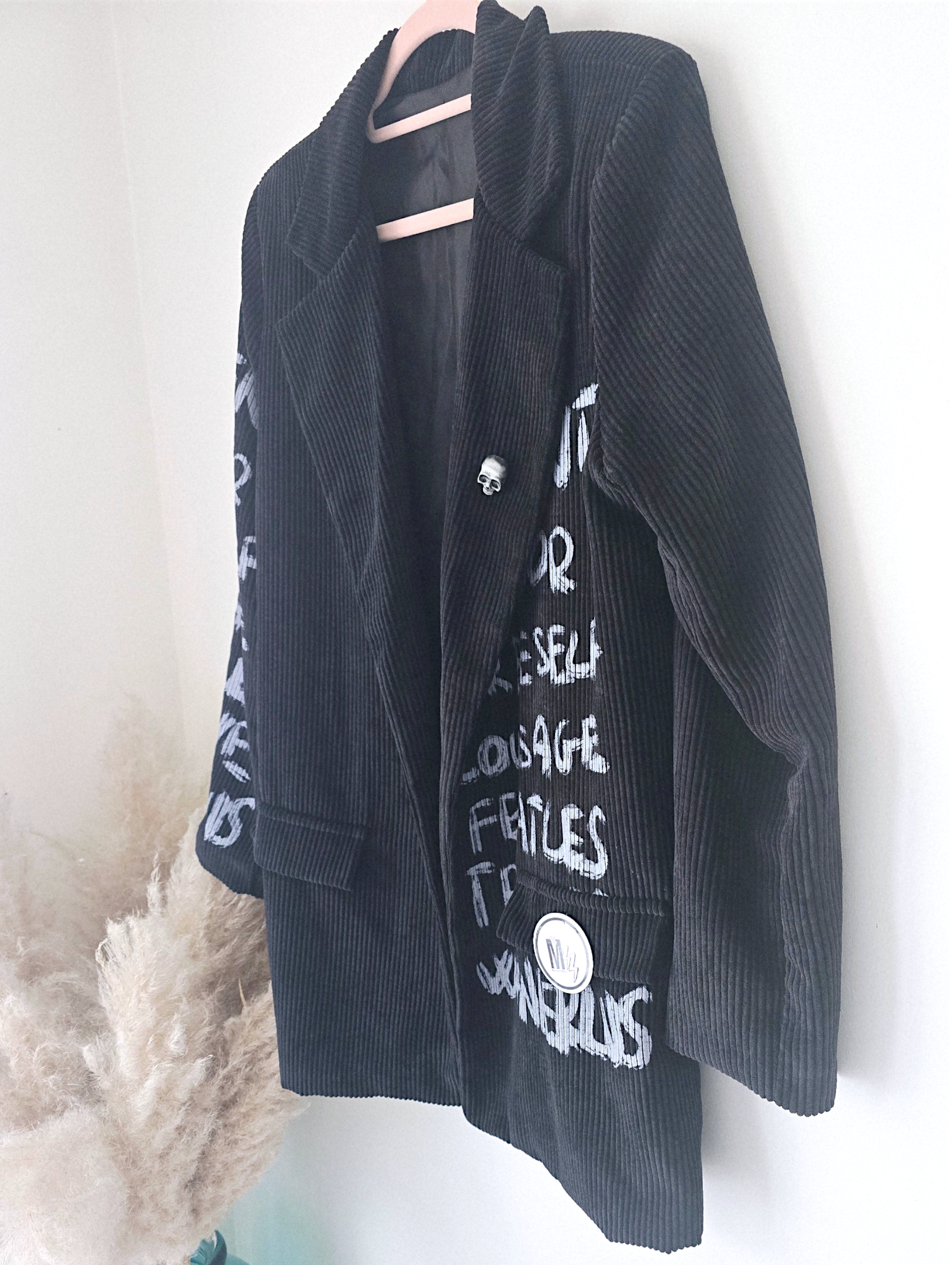 Veste en velours noir délavé à tags + pin's skull - 𝐌𝐚𝐫𝐢𝐧𝐚𝟒𝟒𝐟𝐚𝐦𝐢𝐥𝐲