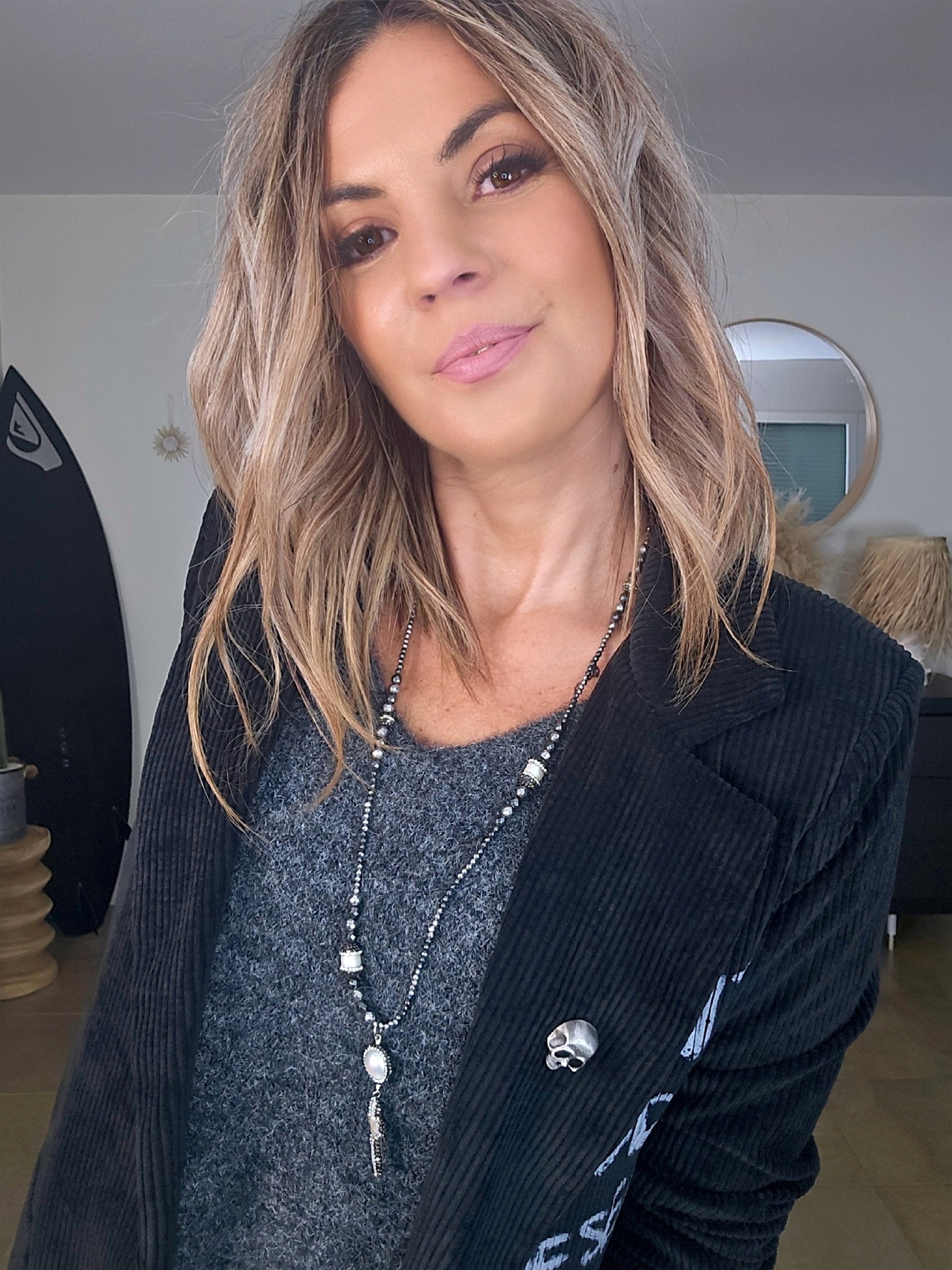 Veste en velours noir délavé à tags + pin's skull - 𝐌𝐚𝐫𝐢𝐧𝐚𝟒𝟒𝐟𝐚𝐦𝐢𝐥𝐲
