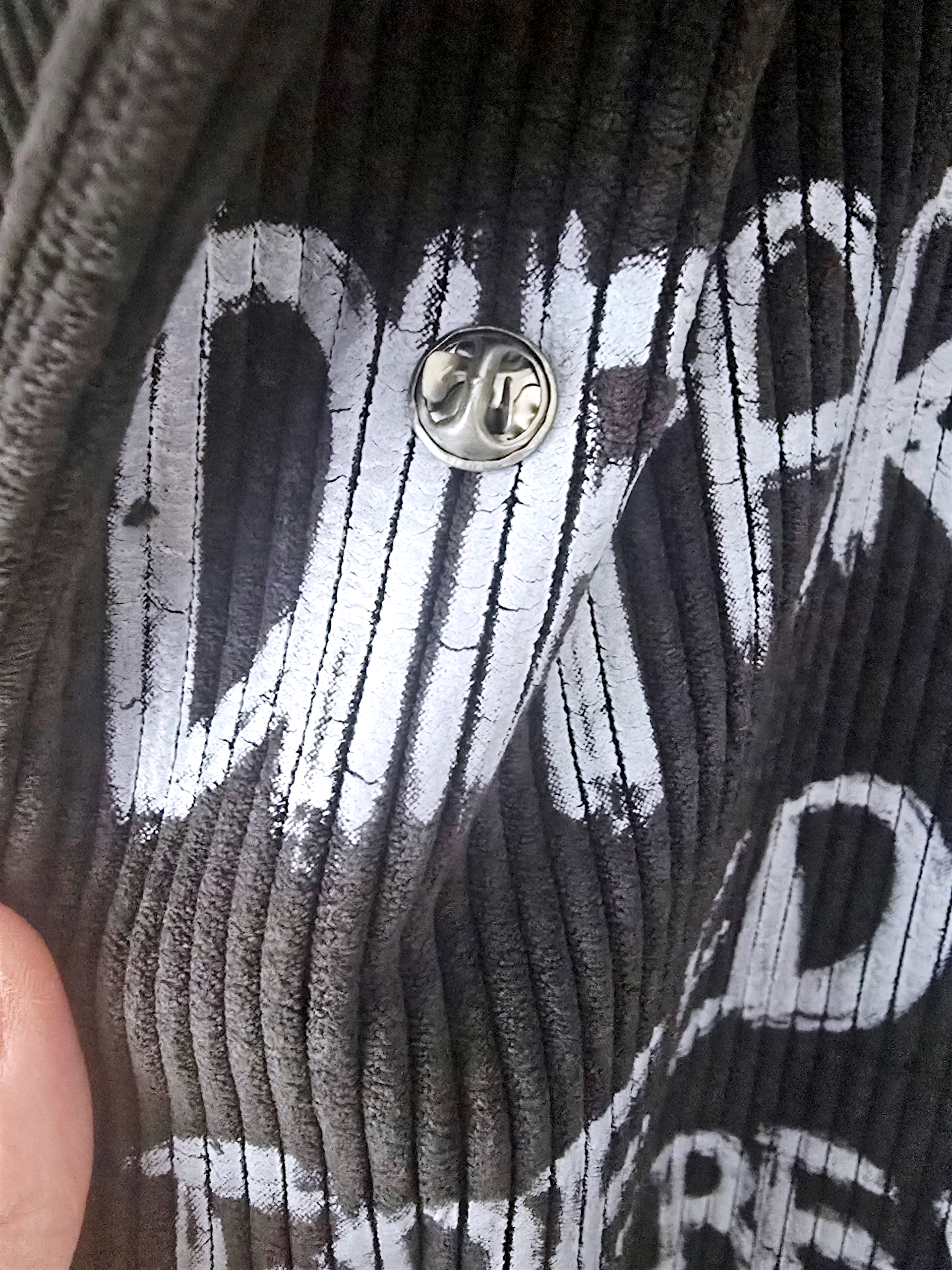 Veste en velours noir délavé à tags + pin's skull - 𝐌𝐚𝐫𝐢𝐧𝐚𝟒𝟒𝐟𝐚𝐦𝐢𝐥𝐲