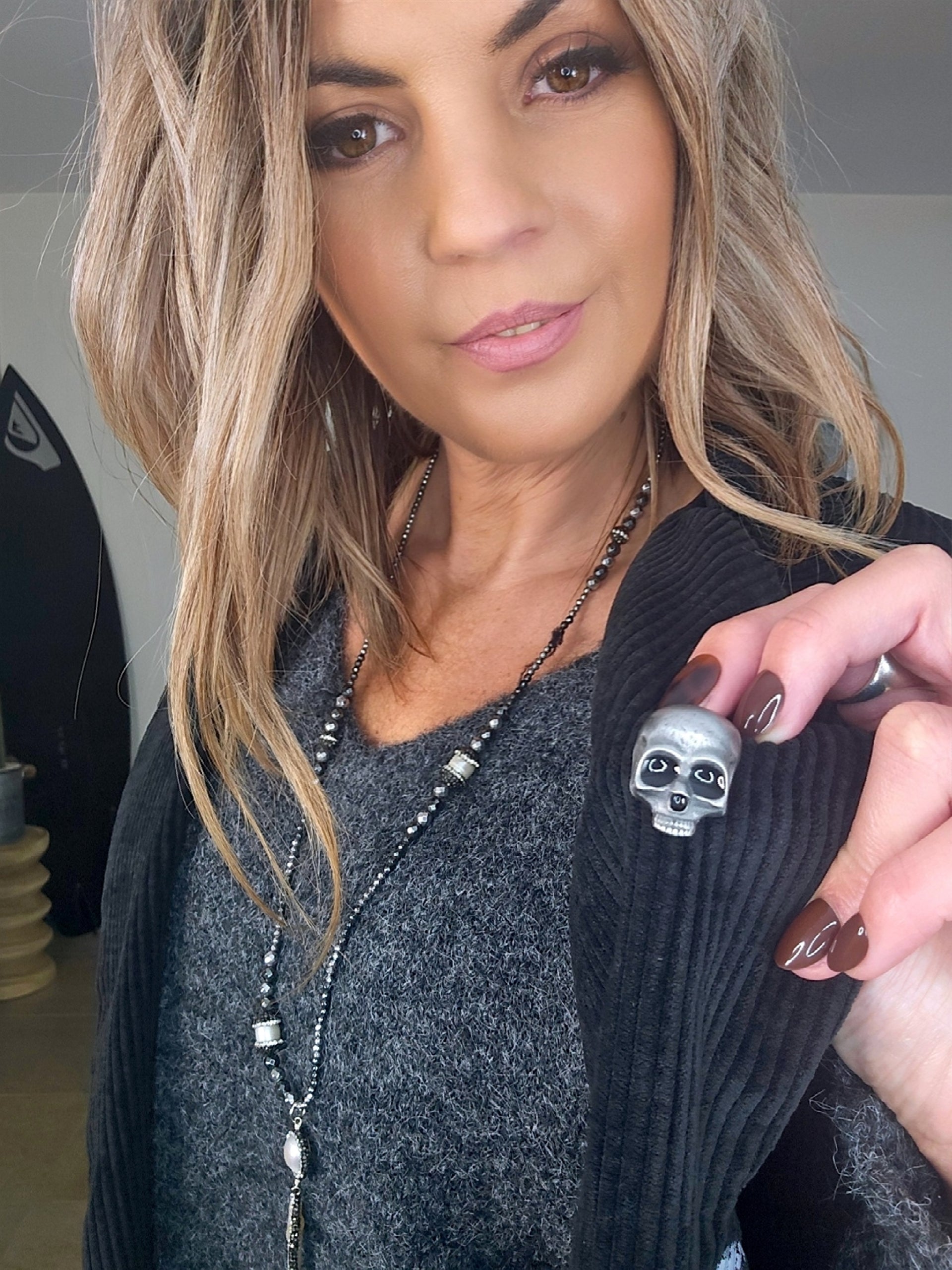Veste en velours noir délavé à tags + pin's skull - 𝐌𝐚𝐫𝐢𝐧𝐚𝟒𝟒𝐟𝐚𝐦𝐢𝐥𝐲