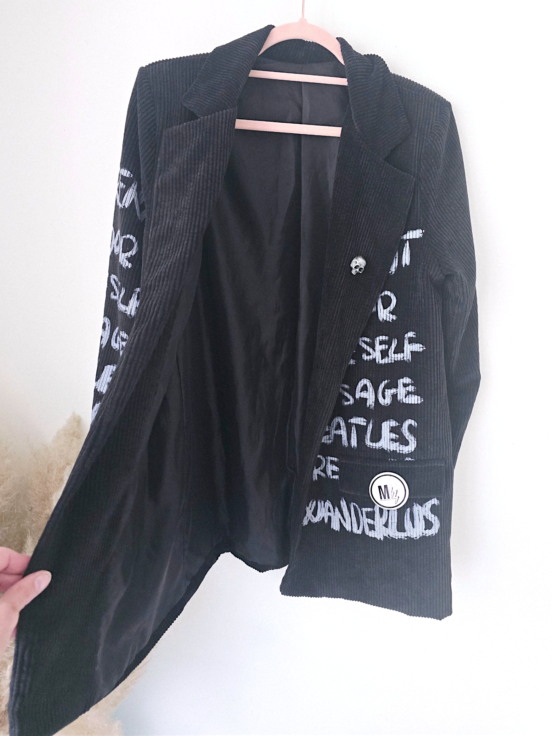 Veste en velours noir délavé à tags + pin's skull - 𝐌𝐚𝐫𝐢𝐧𝐚𝟒𝟒𝐟𝐚𝐦𝐢𝐥𝐲