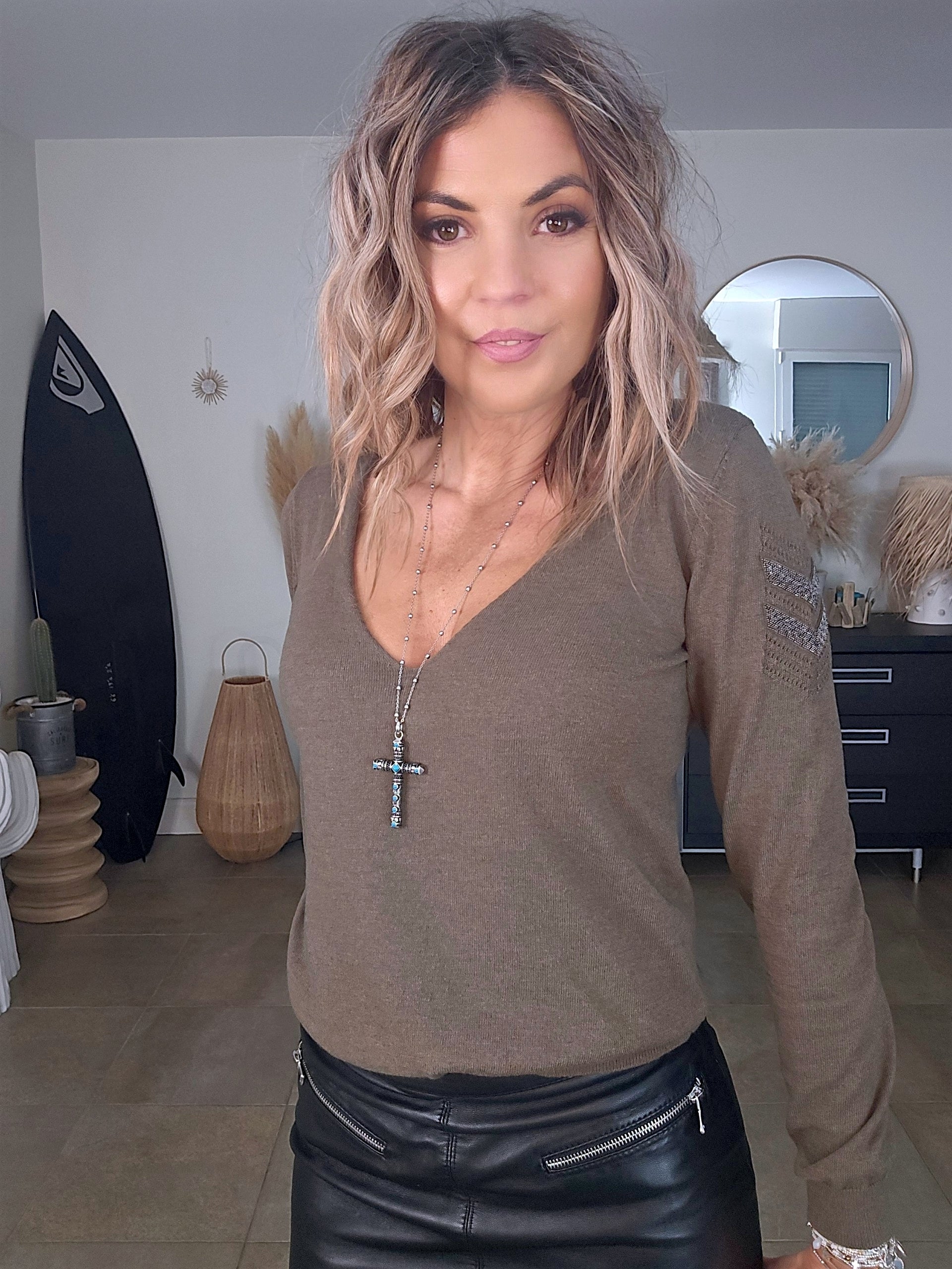 Pull kaki avec écusson à perles bijoux - 𝐌𝐚𝐫𝐢𝐧𝐚𝟒𝟒𝐟𝐚𝐦𝐢𝐥𝐲