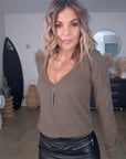 Pull kaki avec écusson à perles bijoux - 𝐌𝐚𝐫𝐢𝐧𝐚𝟒𝟒𝐟𝐚𝐦𝐢𝐥𝐲