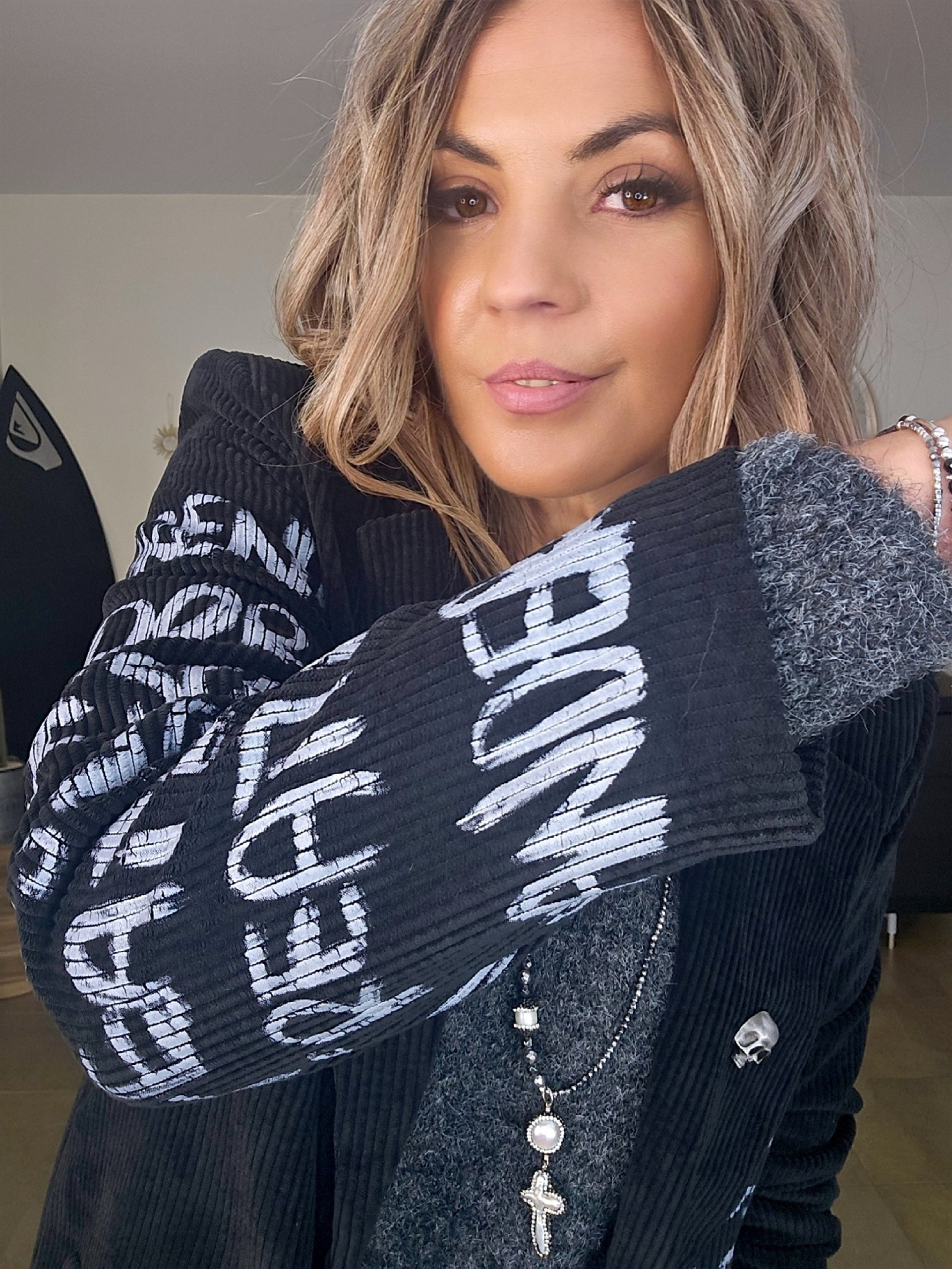 Veste en velours noir délavé à tags + pin's skull - 𝐌𝐚𝐫𝐢𝐧𝐚𝟒𝟒𝐟𝐚𝐦𝐢𝐥𝐲