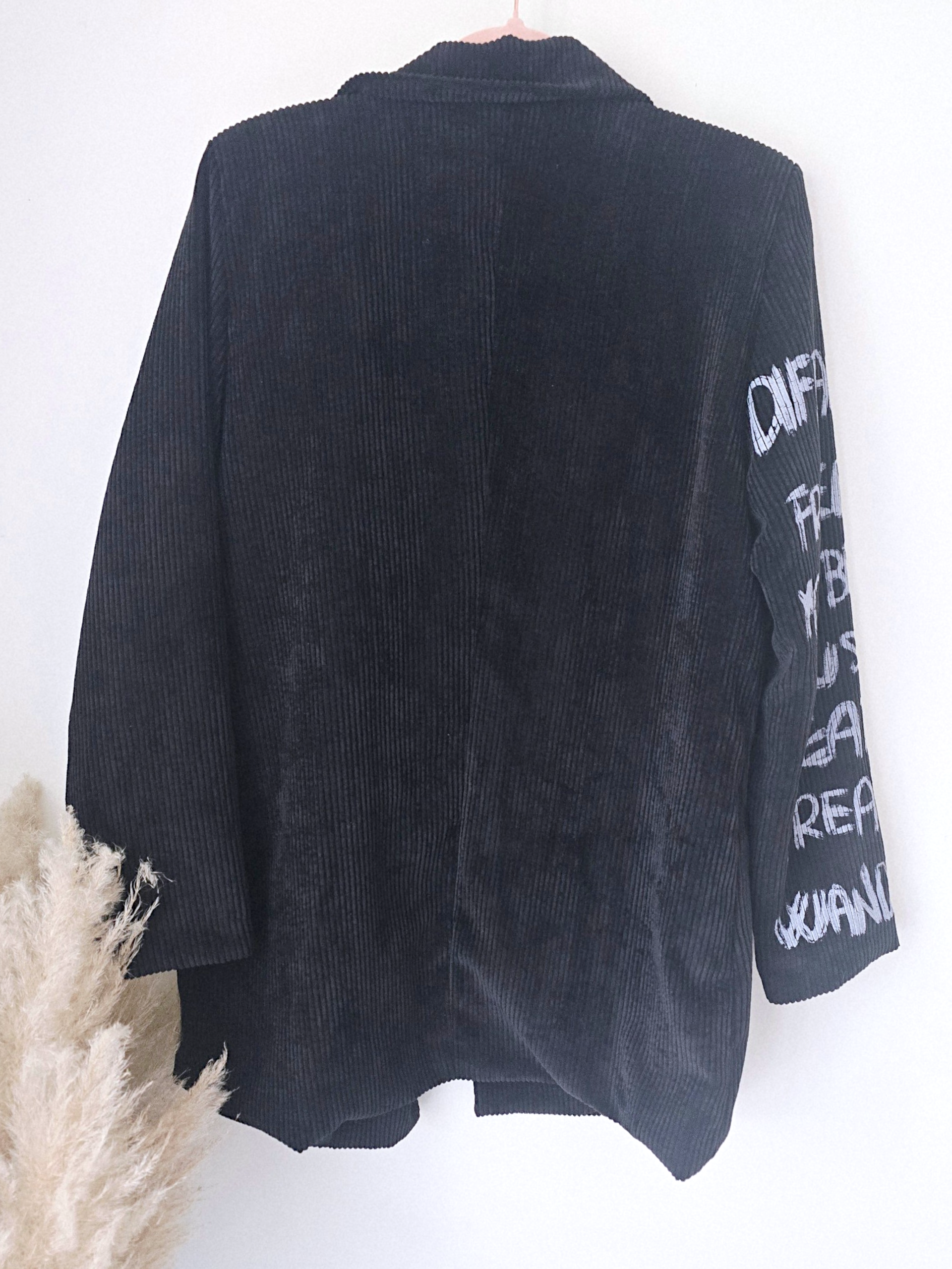 Veste en velours noir délavé à tags + pin's skull - 𝐌𝐚𝐫𝐢𝐧𝐚𝟒𝟒𝐟𝐚𝐦𝐢𝐥𝐲