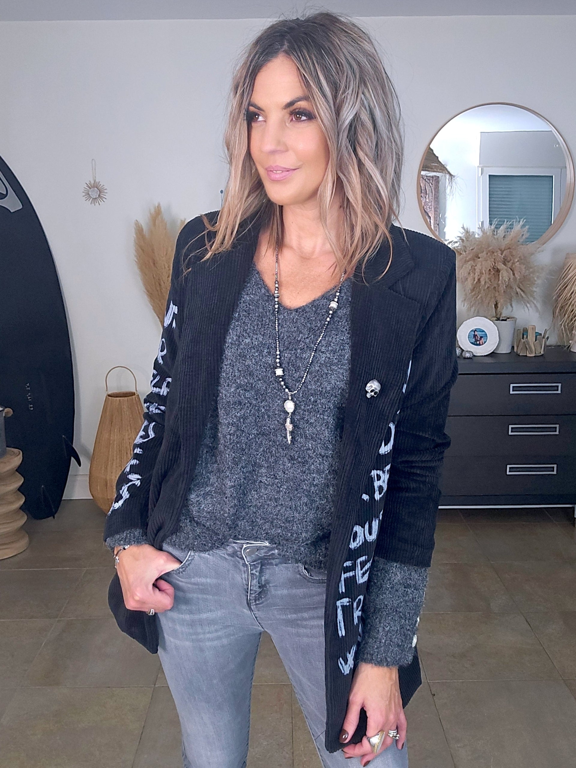 Veste en velours noir délavé à tags + pin's skull - 𝐌𝐚𝐫𝐢𝐧𝐚𝟒𝟒𝐟𝐚𝐦𝐢𝐥𝐲