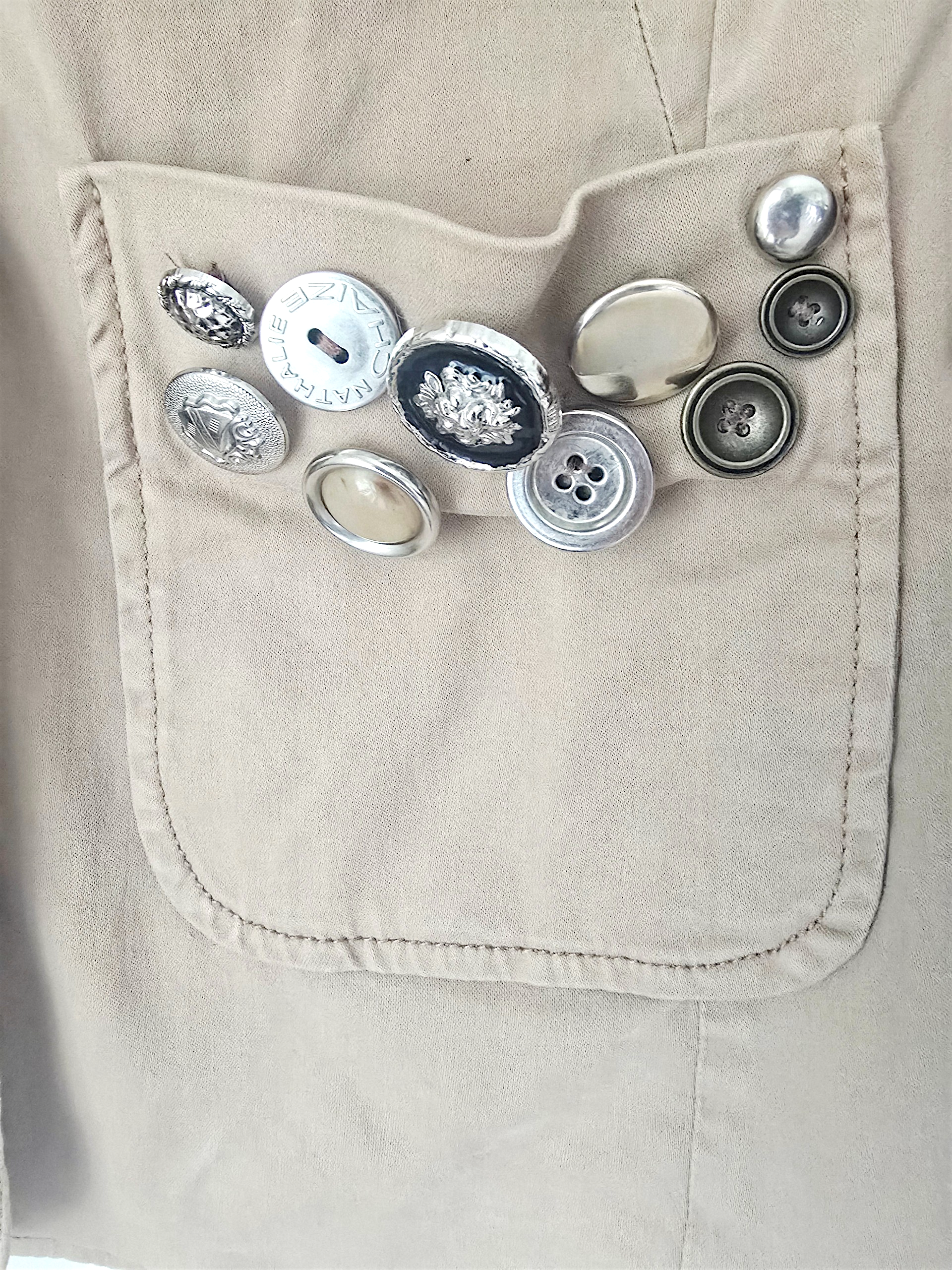 Veste cintrée beige boutons - 𝐌𝐚𝐫𝐢𝐧𝐚𝟒𝟒𝐟𝐚𝐦𝐢𝐥𝐲